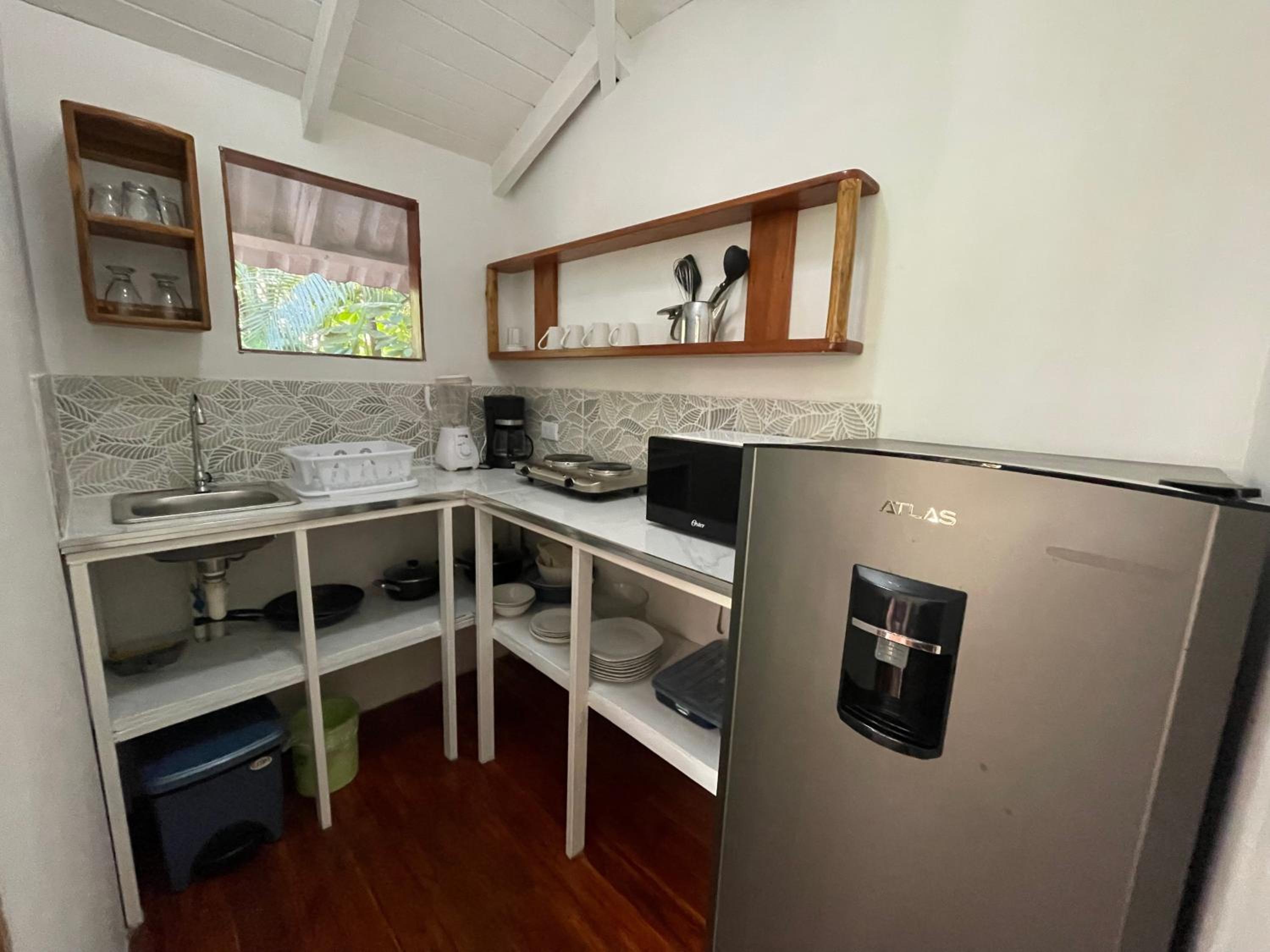 Habitación con cama queen y kitchenette