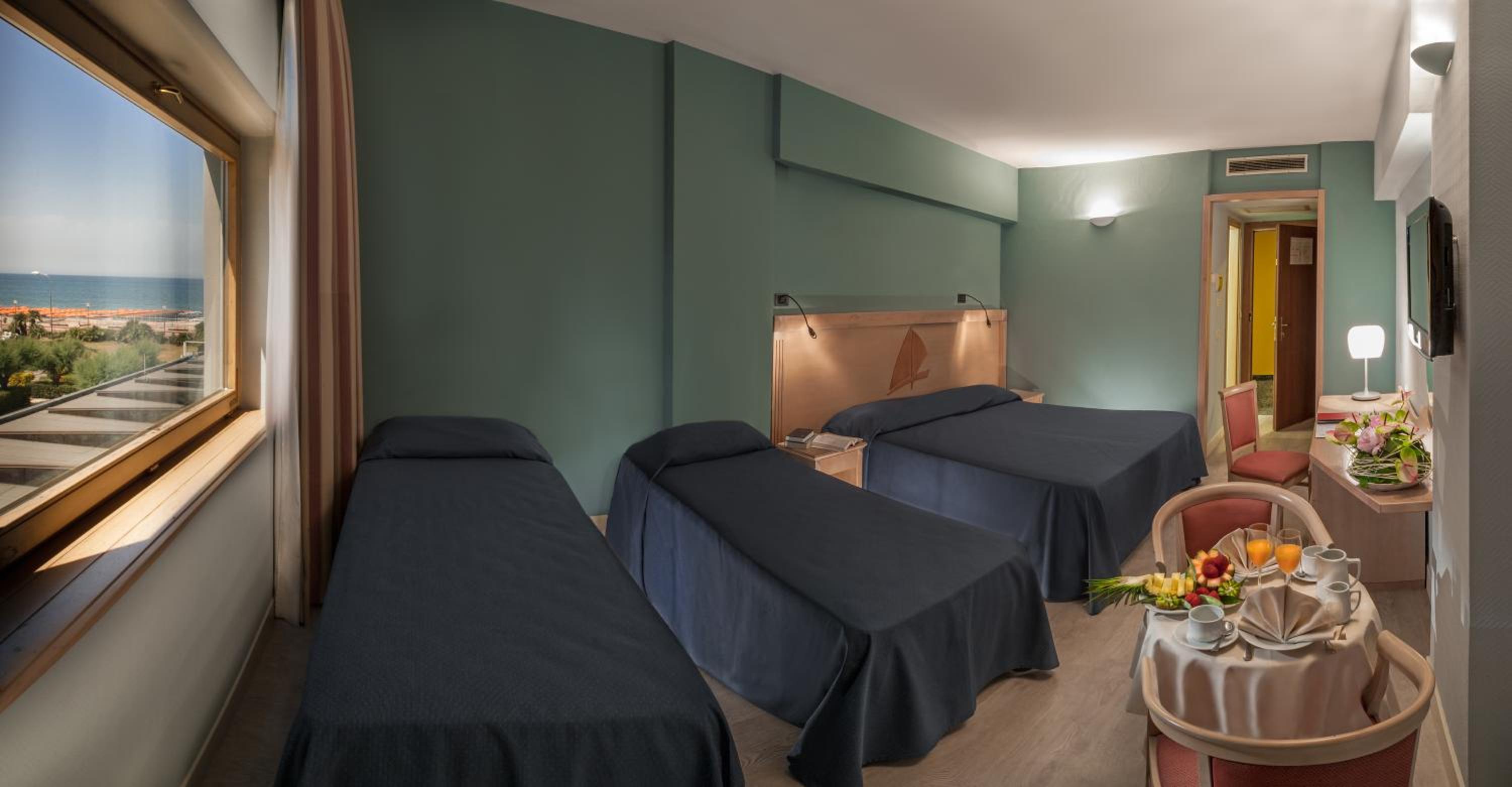 Quadruple Room - Photo 1