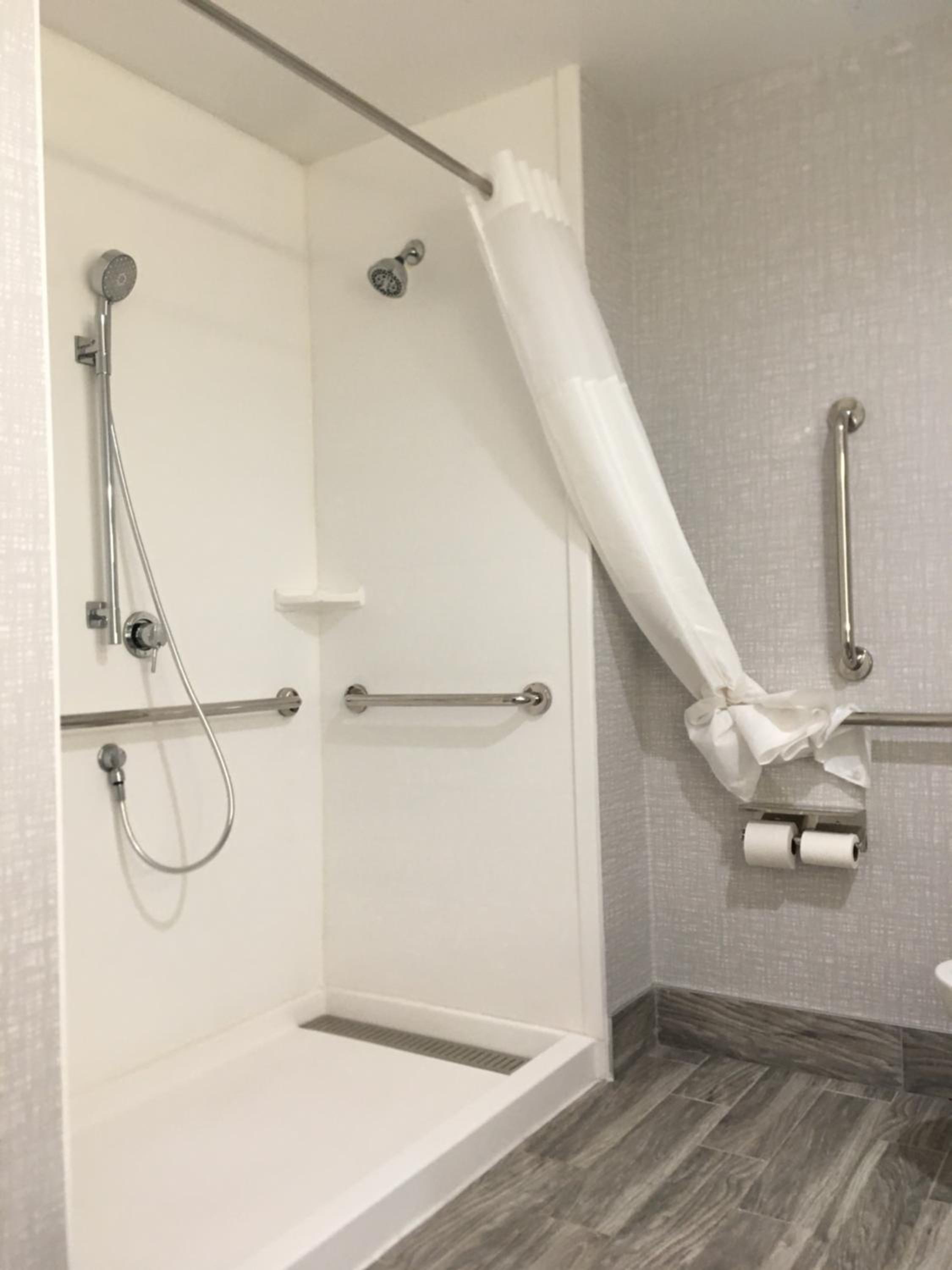 King Room with ADA Shower - Mobility/Hearing Accessible - Photo 4