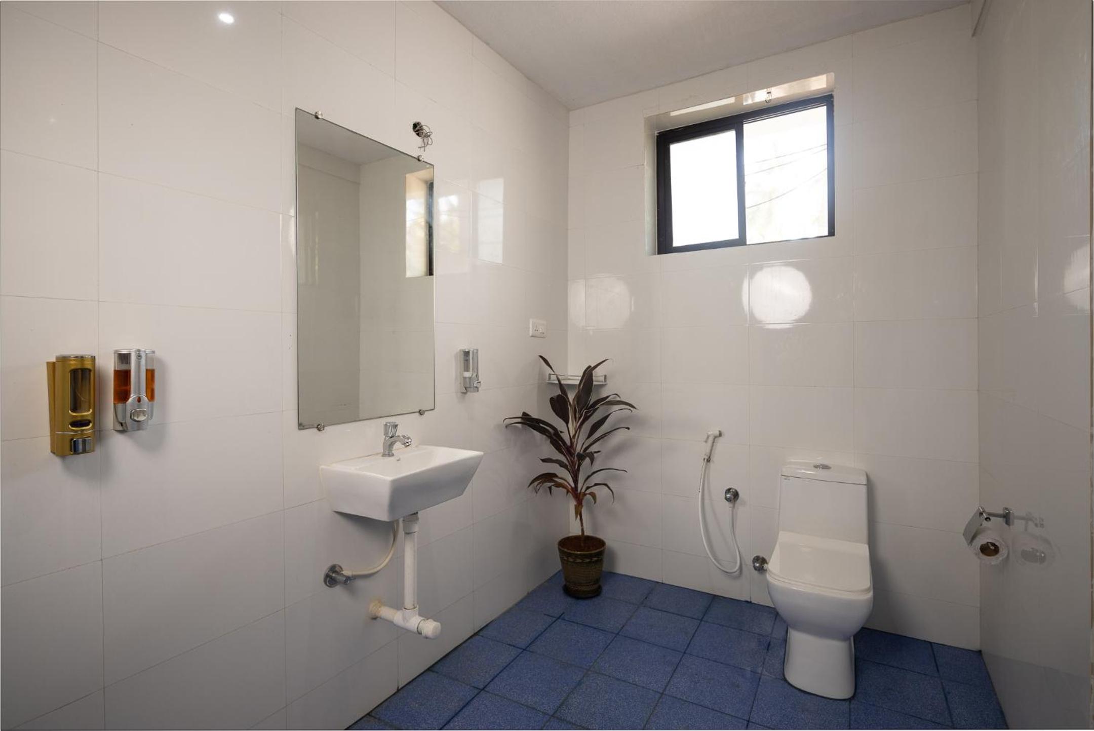 Deluxe Double Room with Side Sea View photo 2