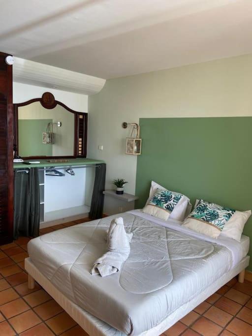 One-Bedroom Apartment - Photo 1