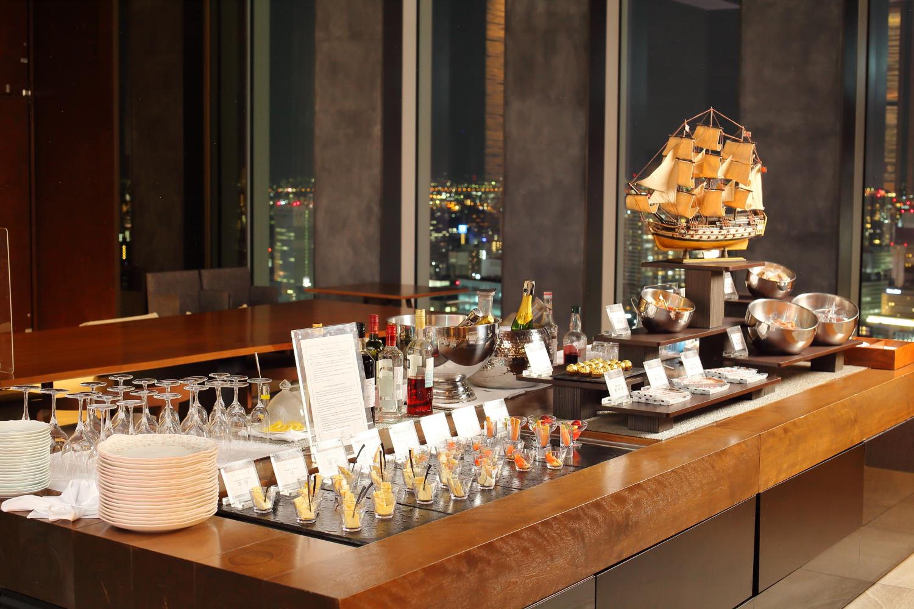 Premium Corner Twin Room with Nagoya Station View &Club Lounge Access photo 2