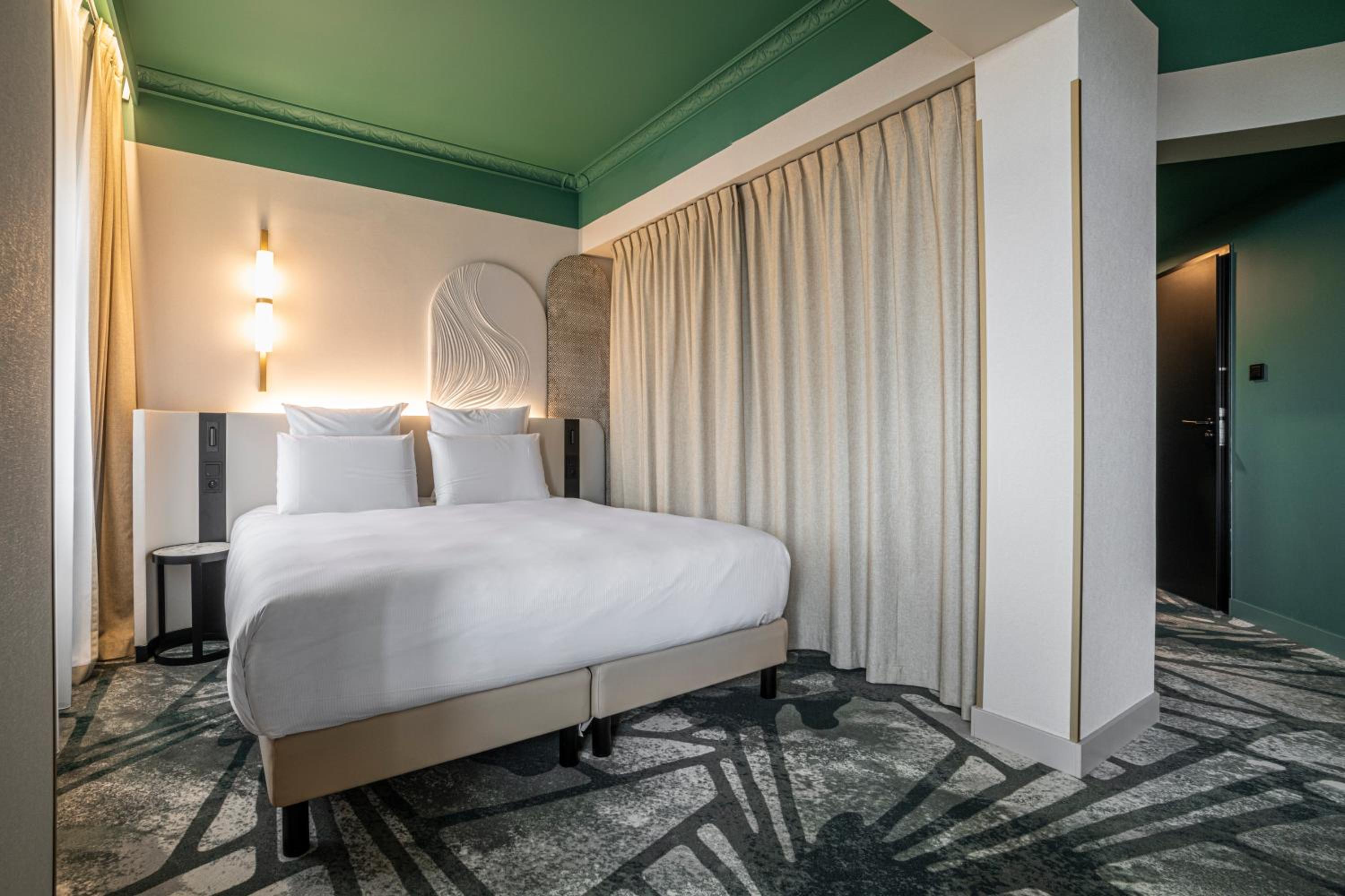Deluxe King Room with Sofa - Photo 8