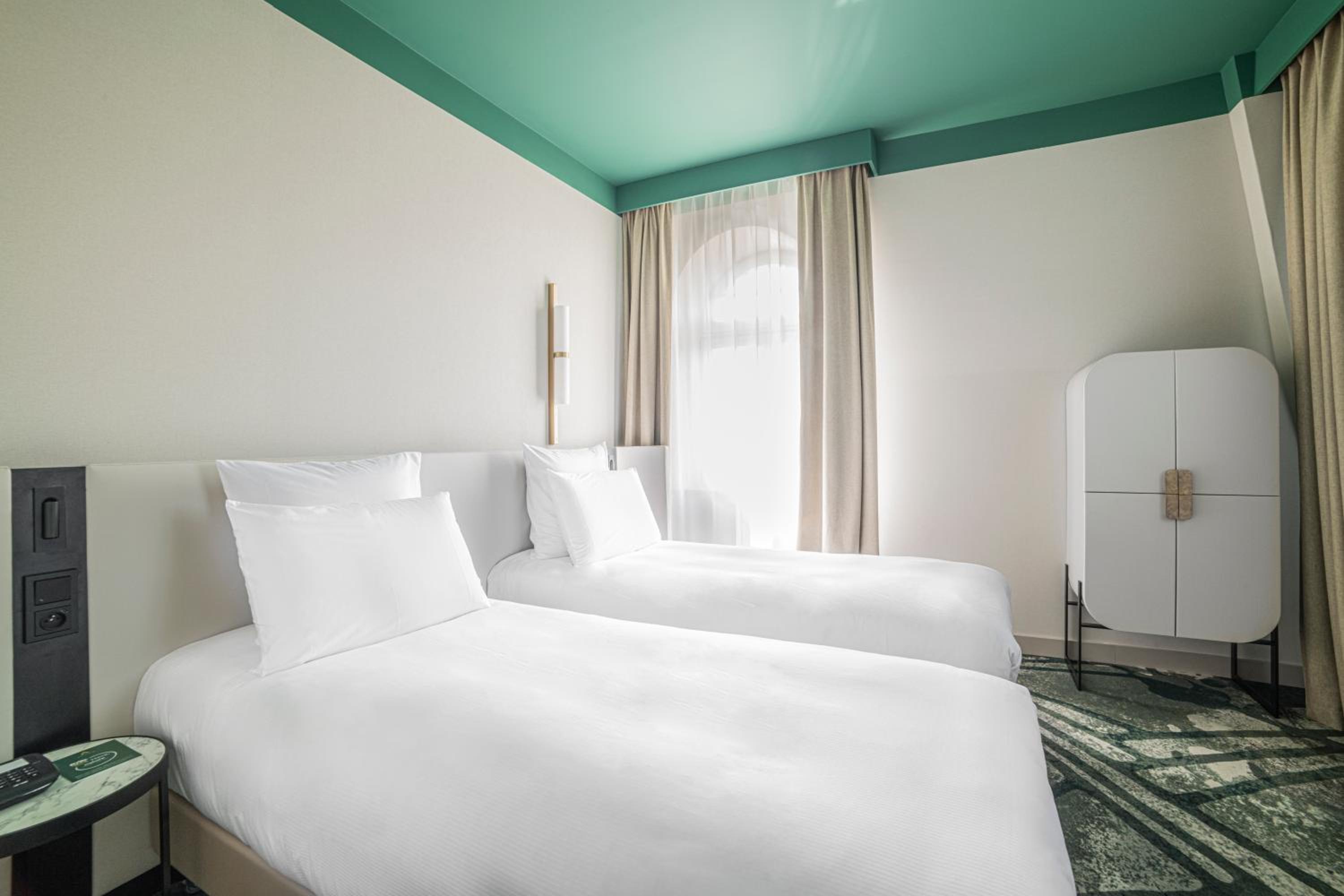 Deluxe Twin Room with Sofa bed - Photo 8