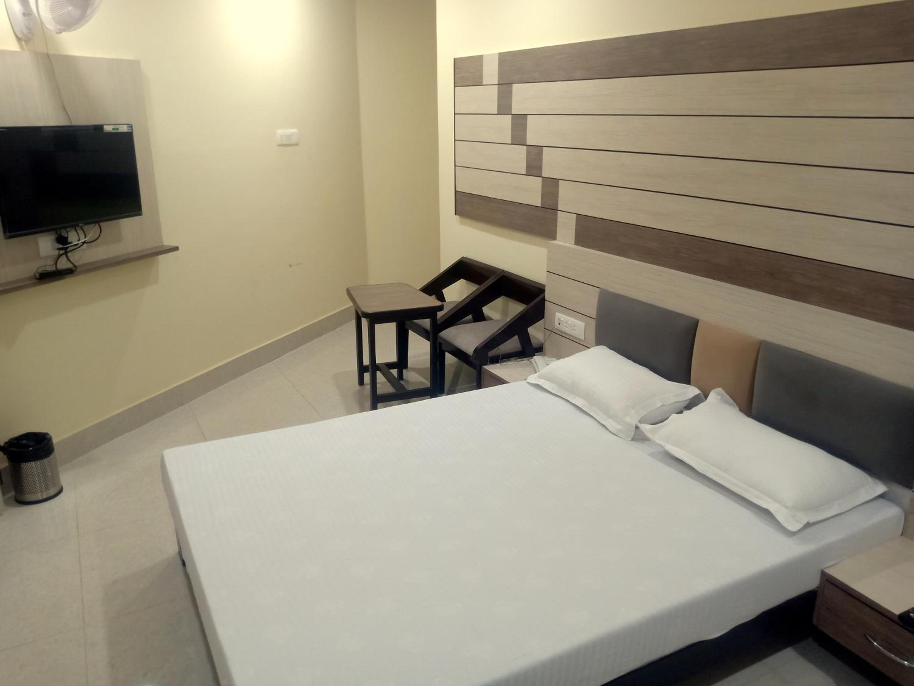 Large Double Room - Photo 5