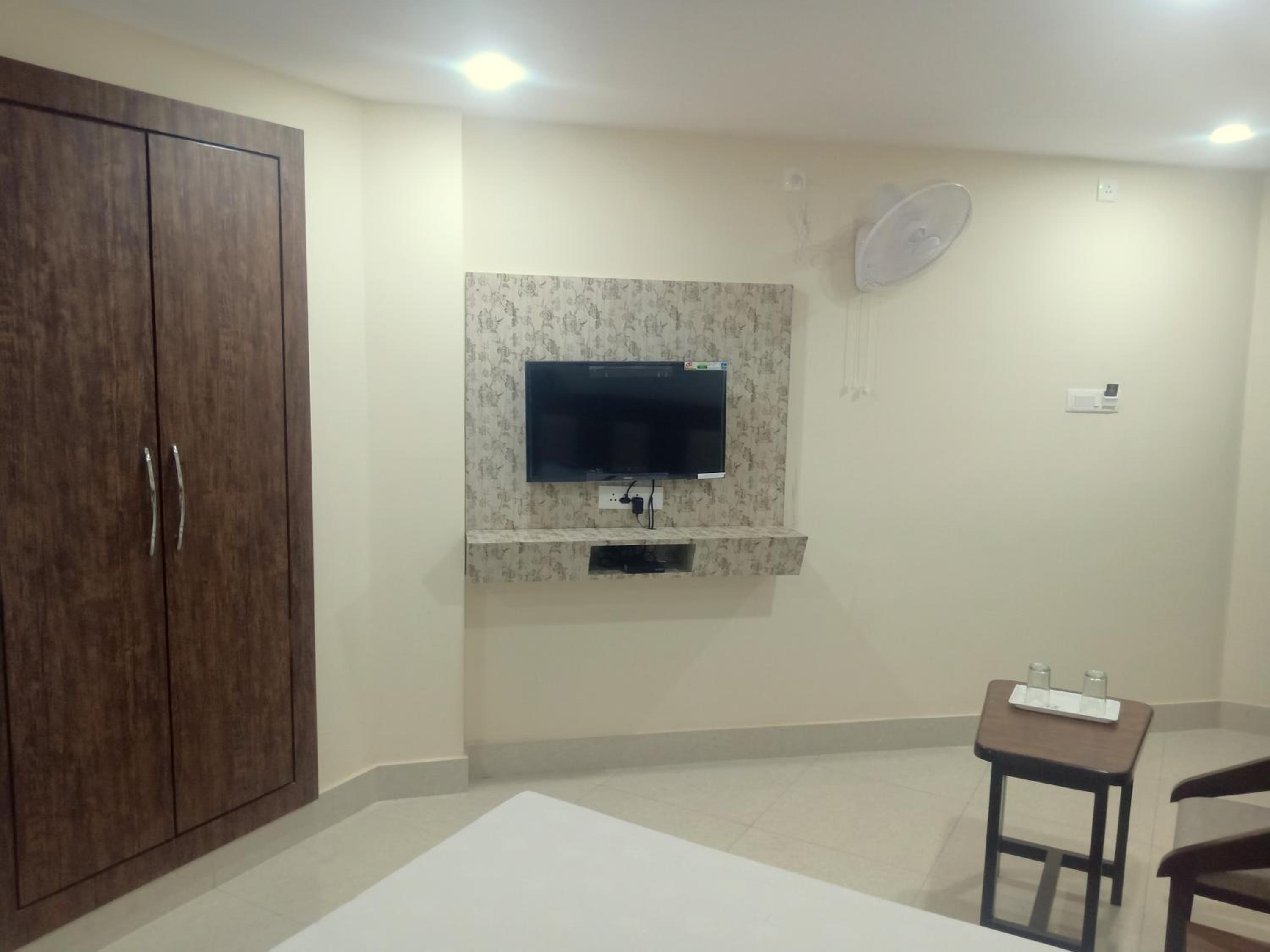 Large Double Room - Photo 3