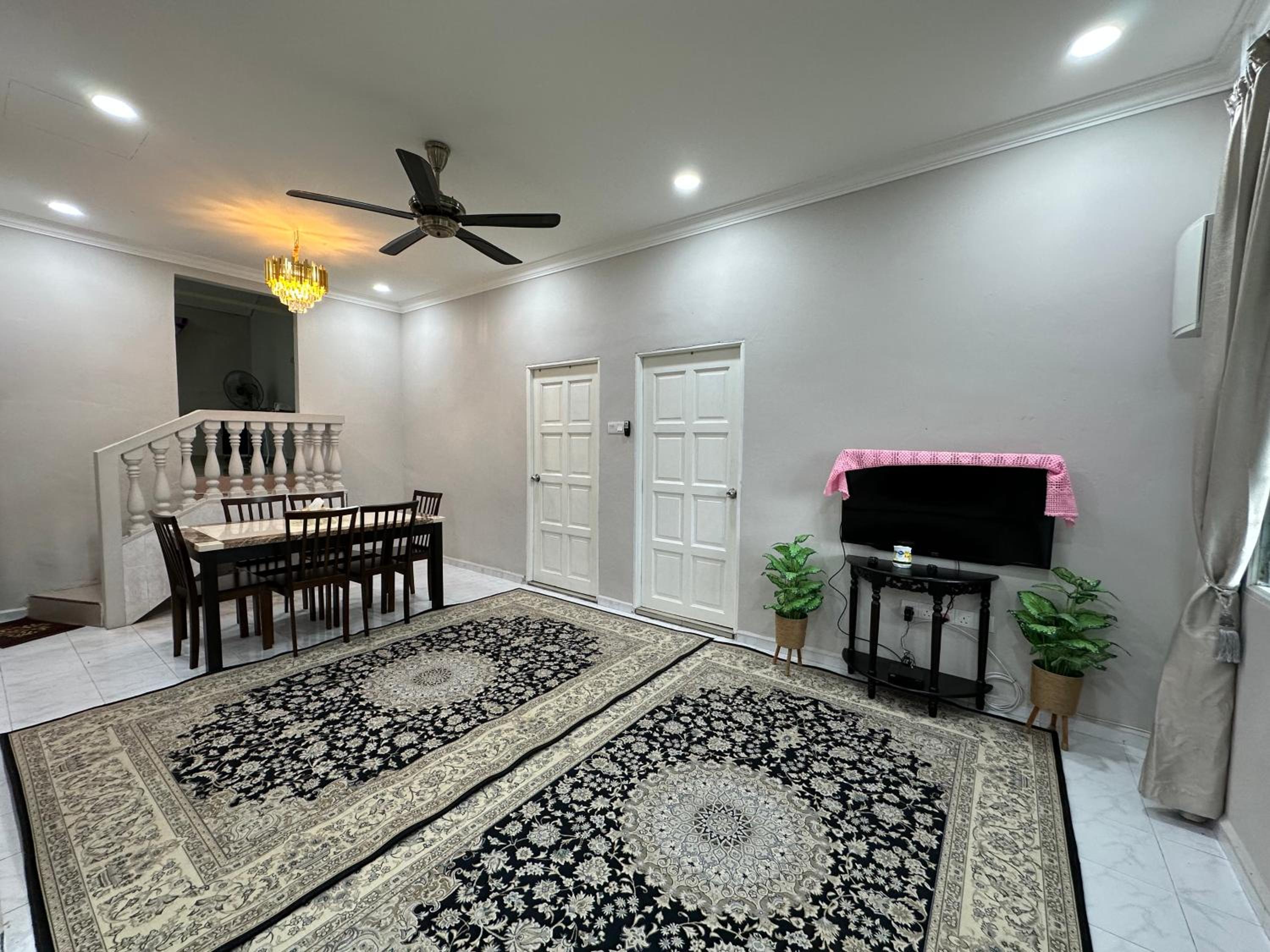 Three-Bedroom House photo 3