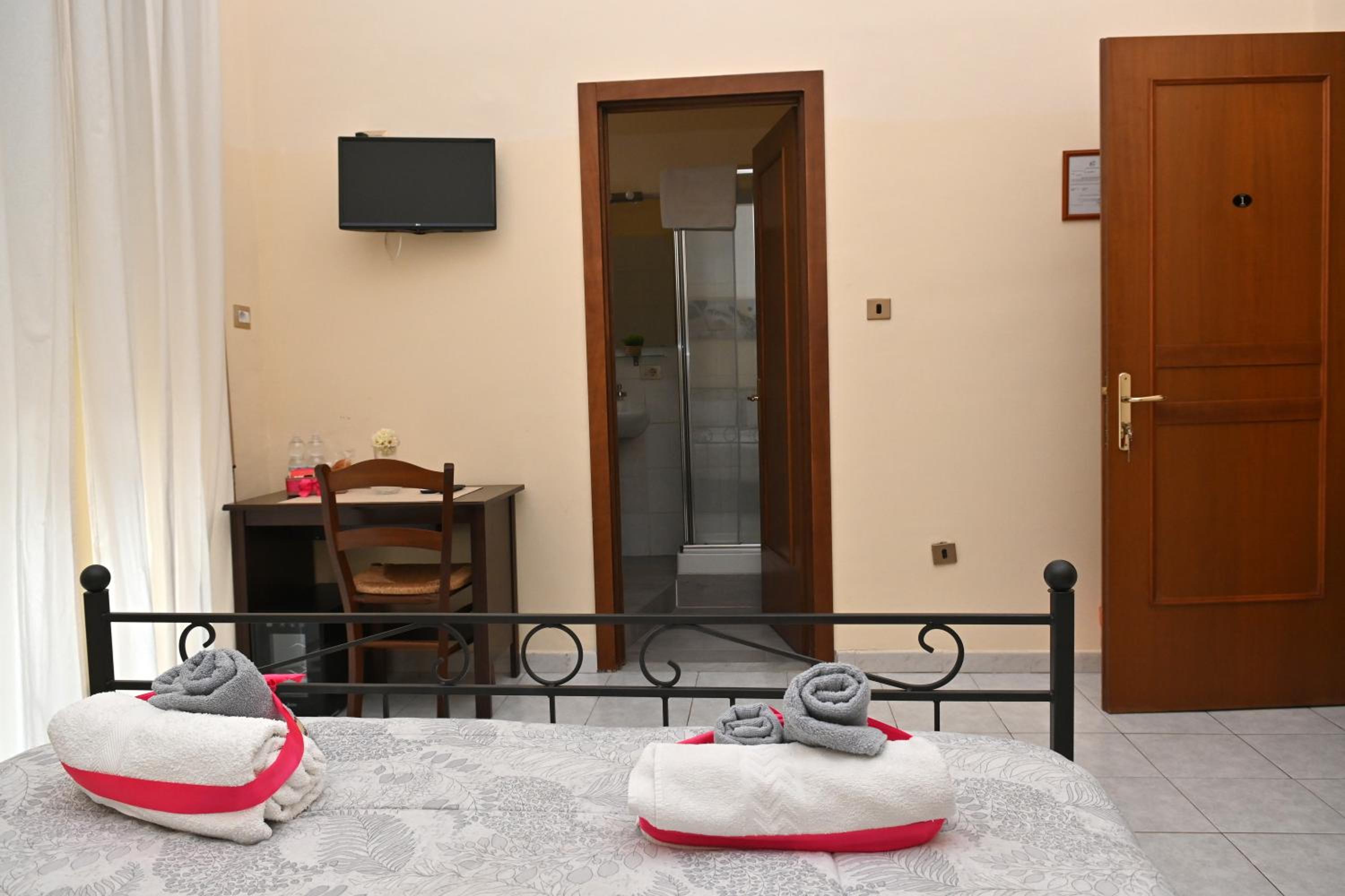 Double Room with Private Bathroom photo 2