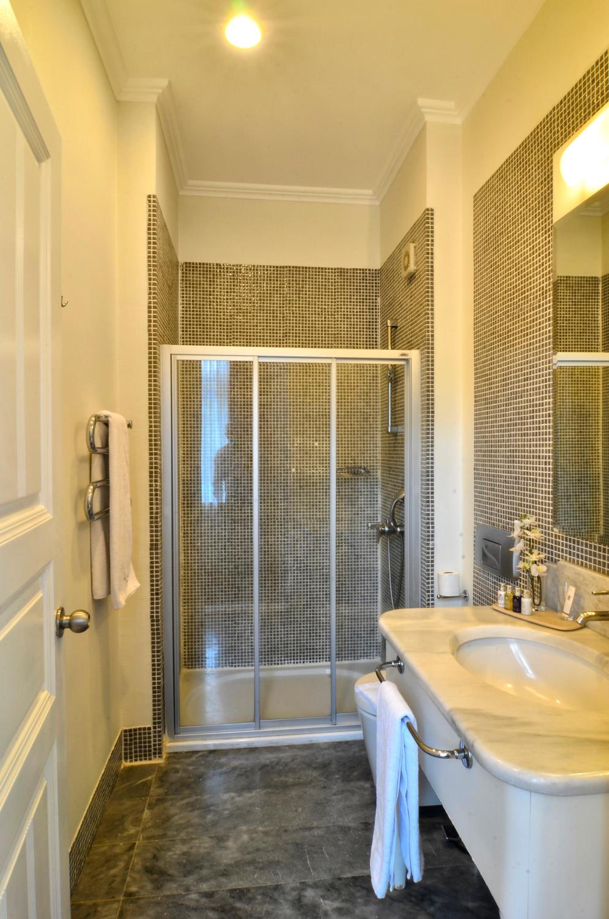 Standard Double Room - Photo 7