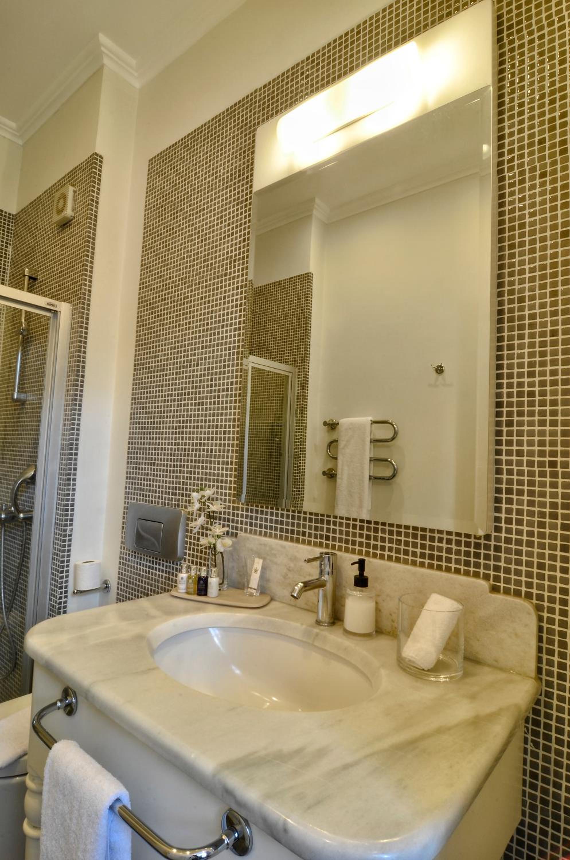 Standard Double Room - Photo 11