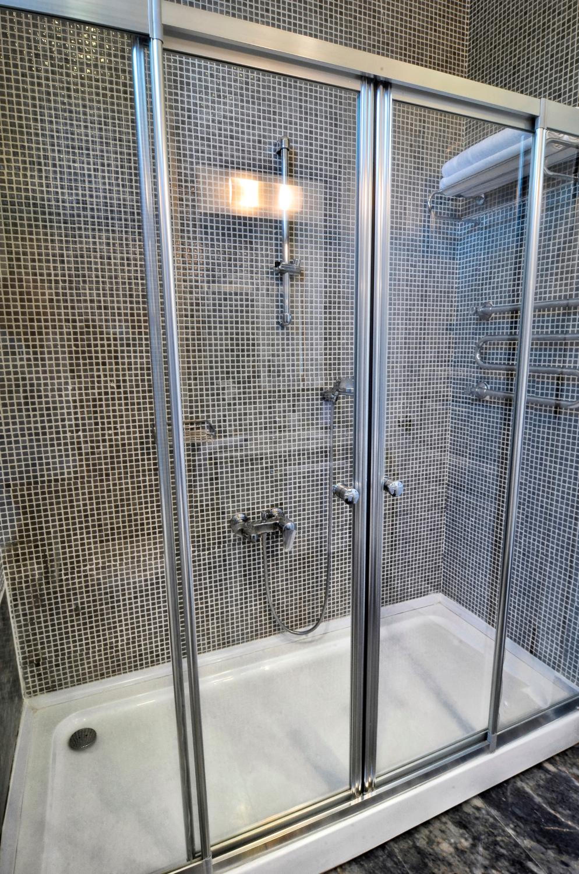 Suite - Photo 18