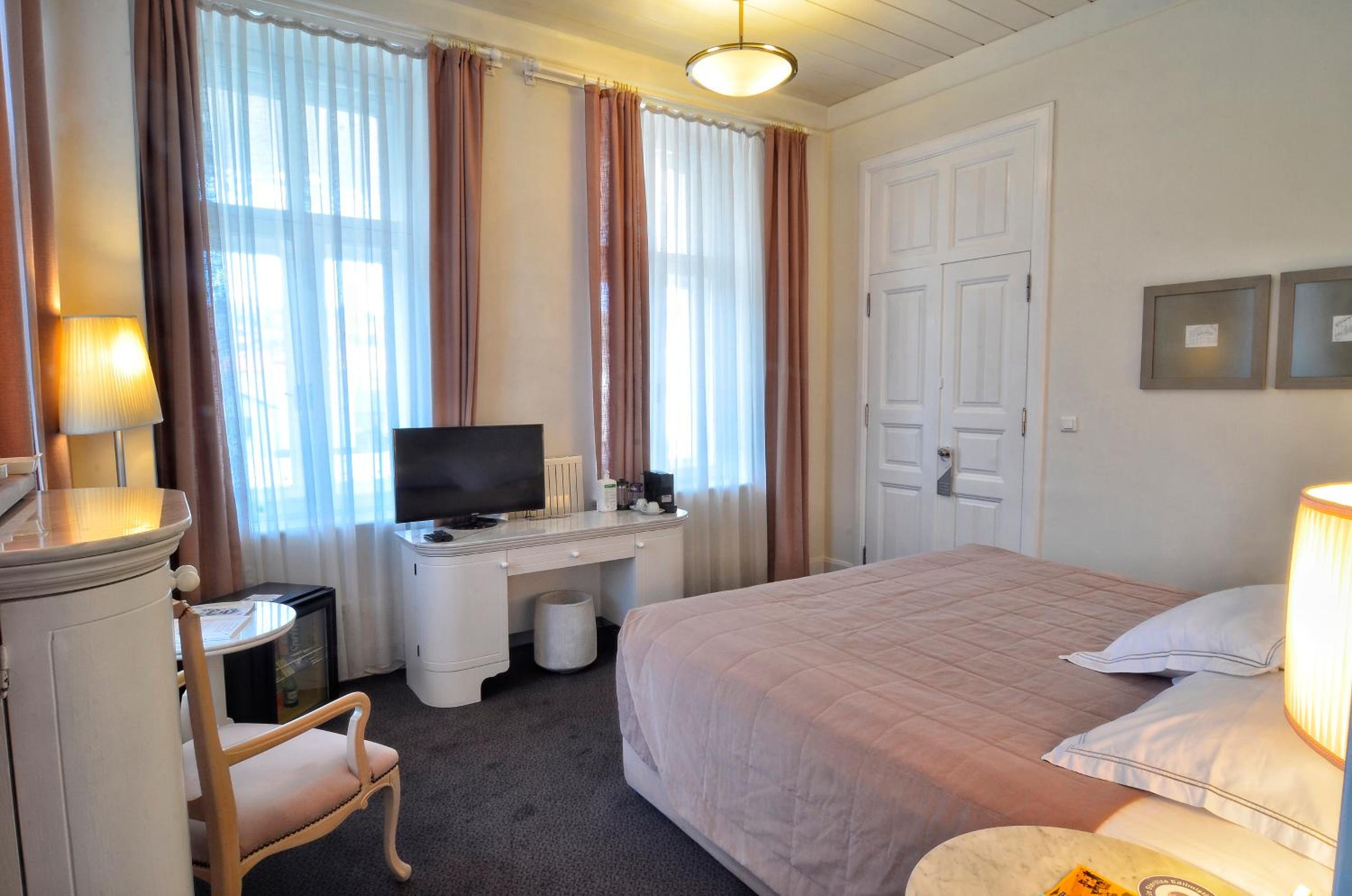 Standard Double Room - Photo 12