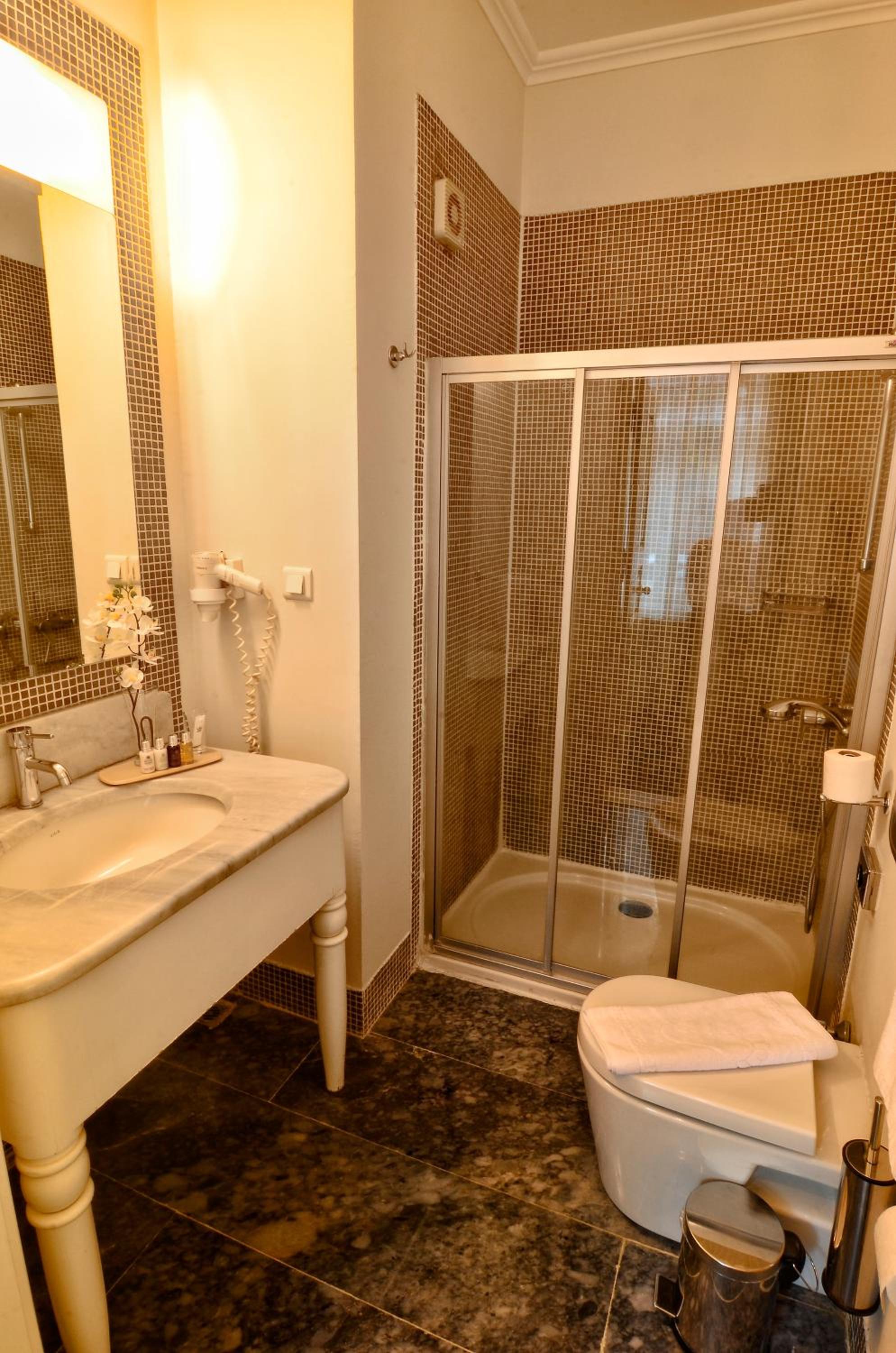 Standard Double Room - Photo 2