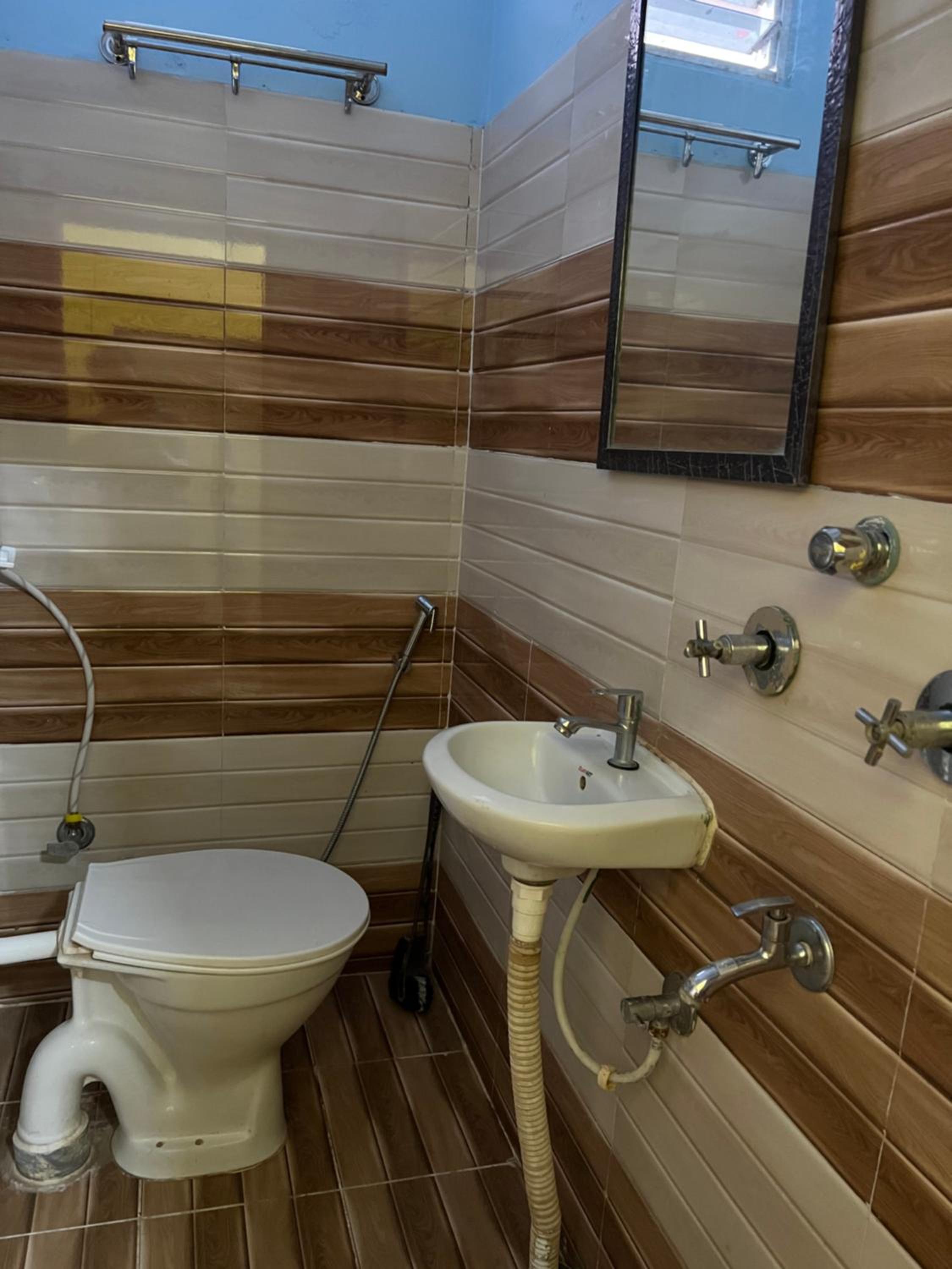 Single Room with Private Bathroom photo 2