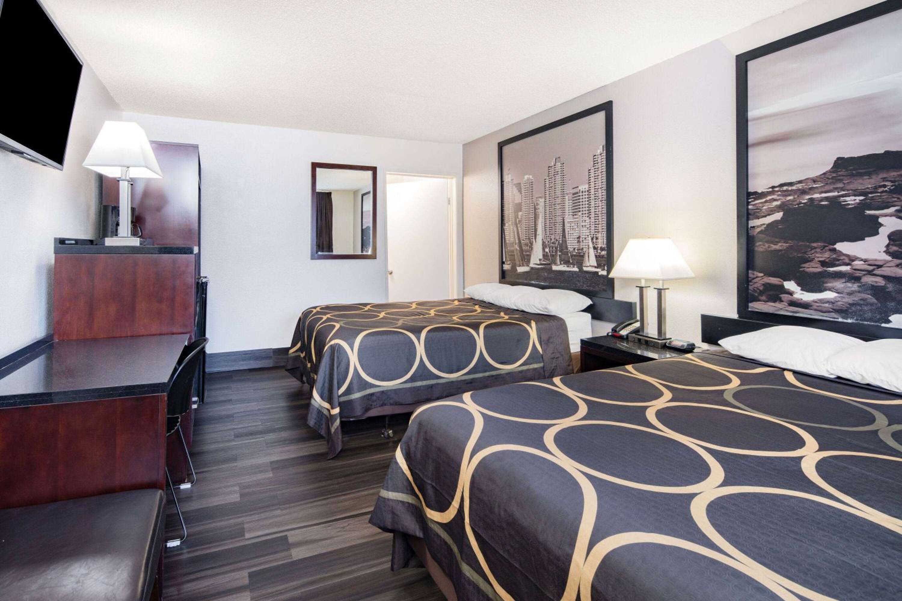 Queen Room with Two Queen Beds - Photo 4