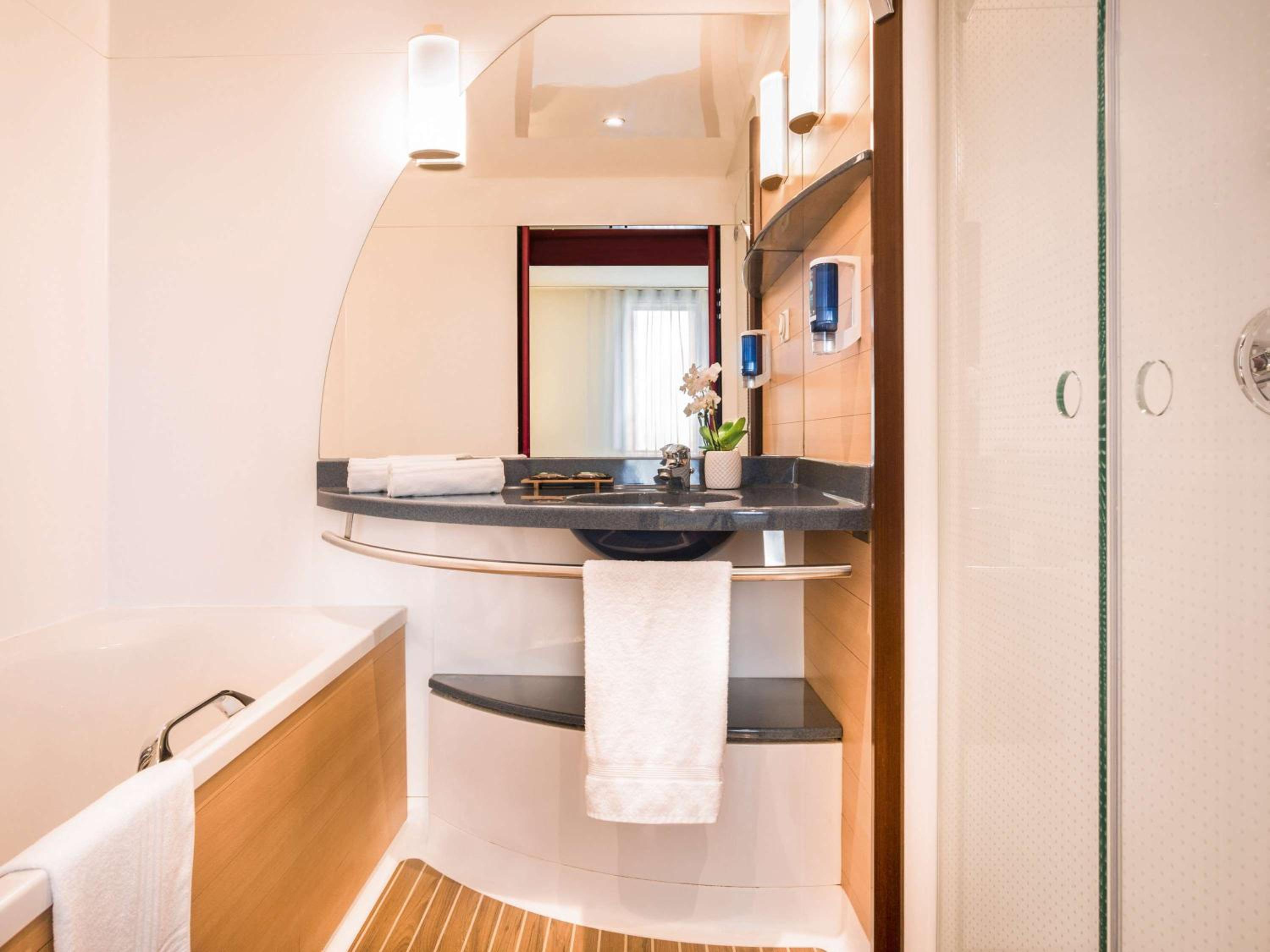 Superior Suite with queen bed and a single bed  - Photo 4