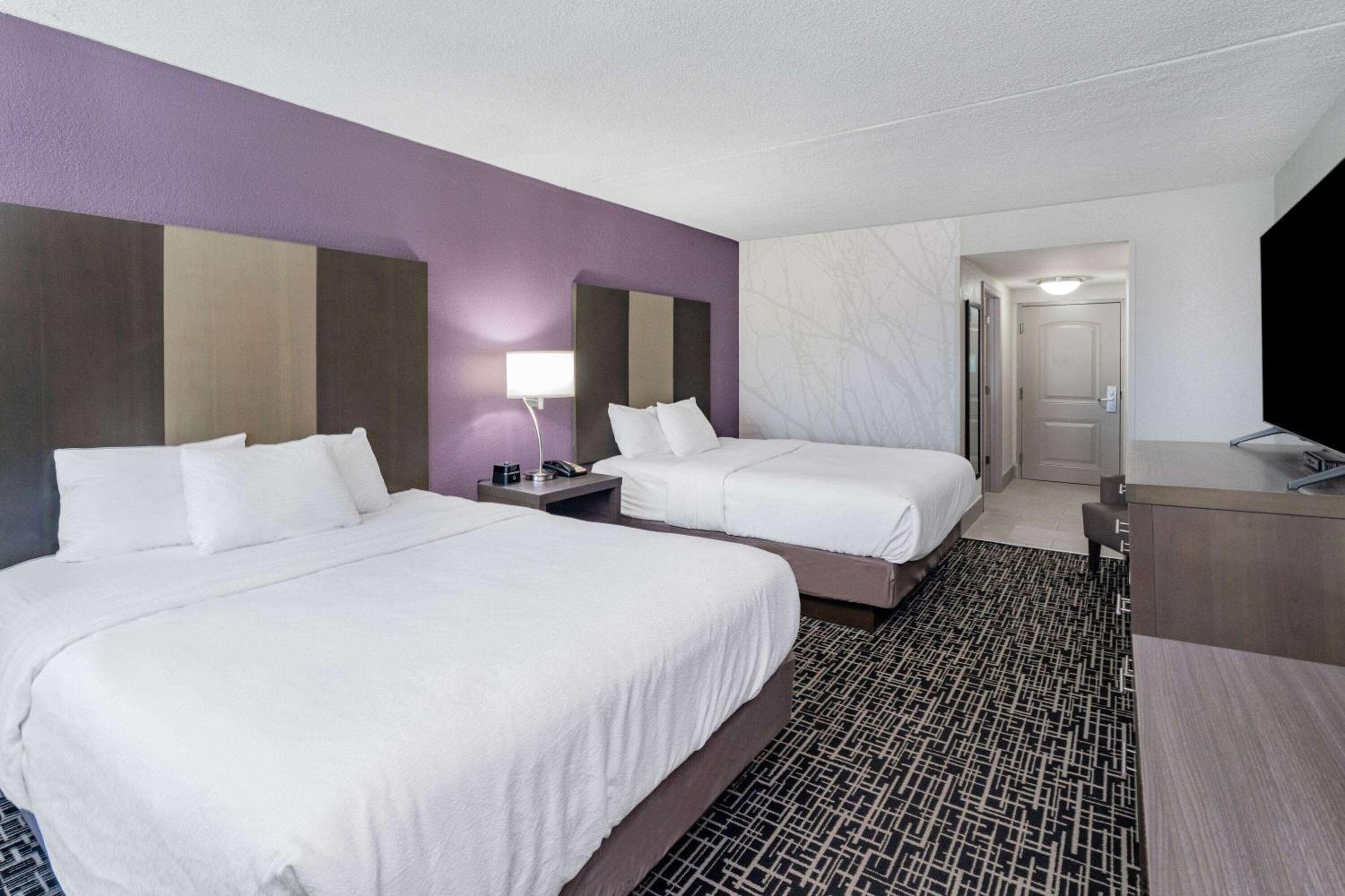 Queen Room with Two Queen Beds - Photo 2