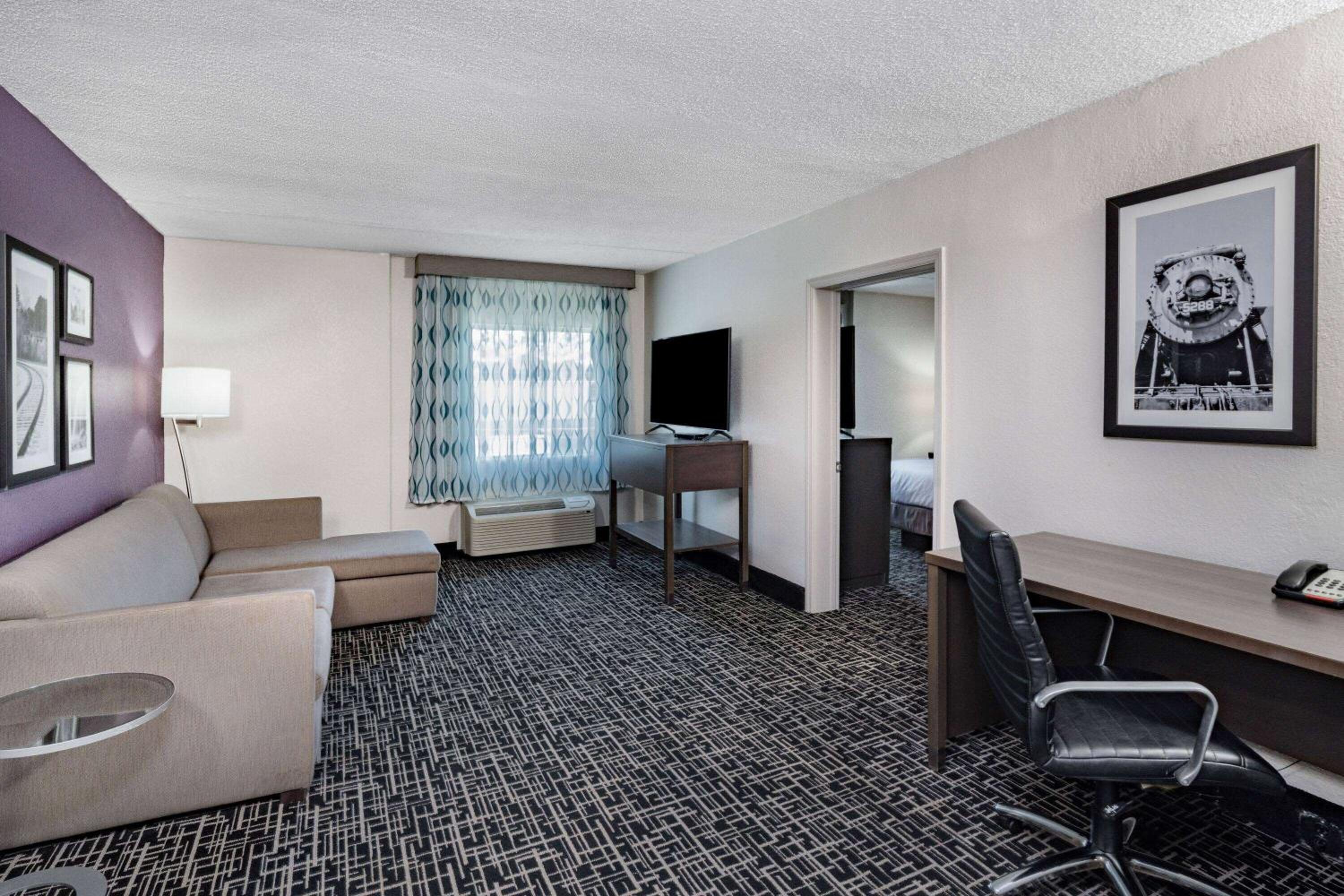 One-Bedroom King Suite - Non-Smoking - Photo 6