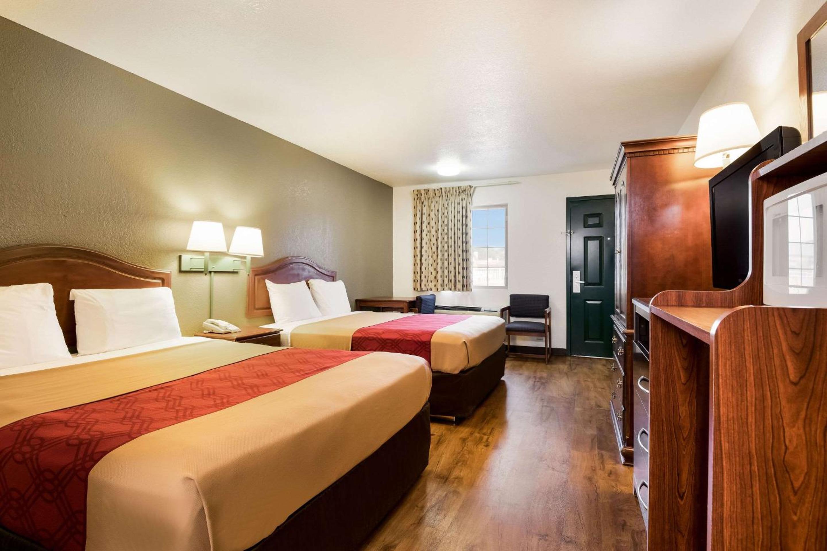 Double Room with Two Double Beds - Non-Smoking - Photo 2
