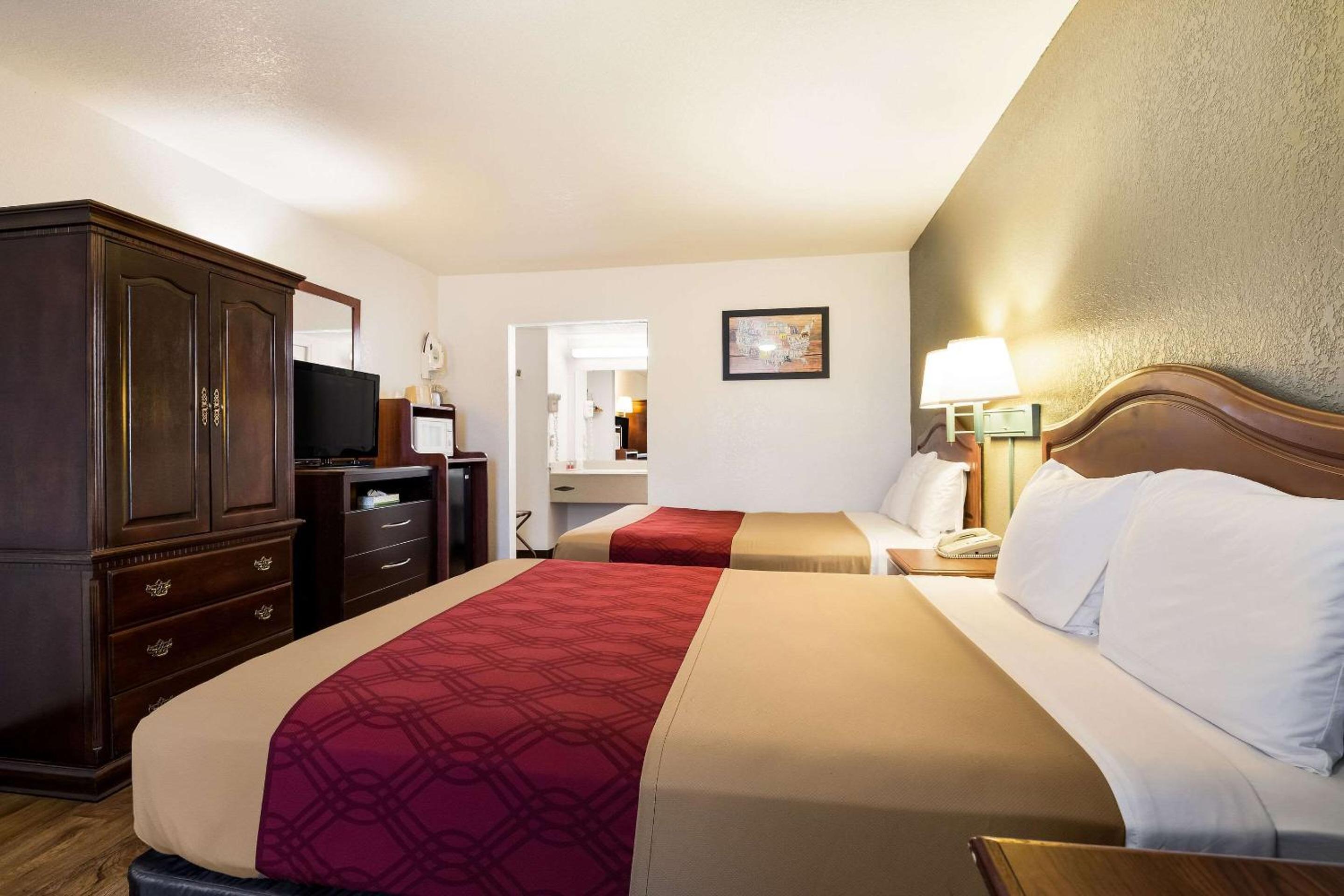 Double Room with Two Double Beds - Non-Smoking - Photo 3