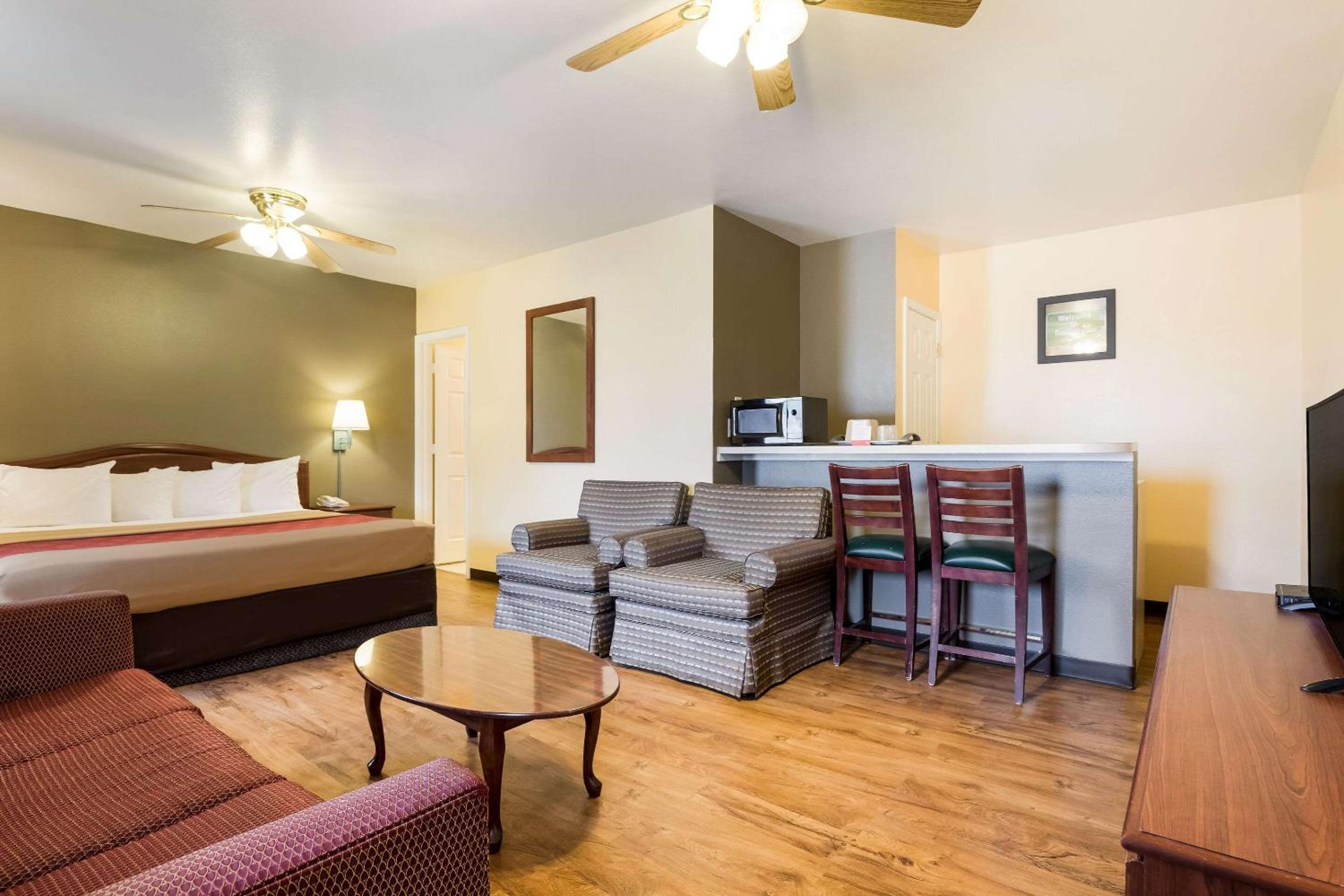 King Room - Non-Smoking - Photo 3