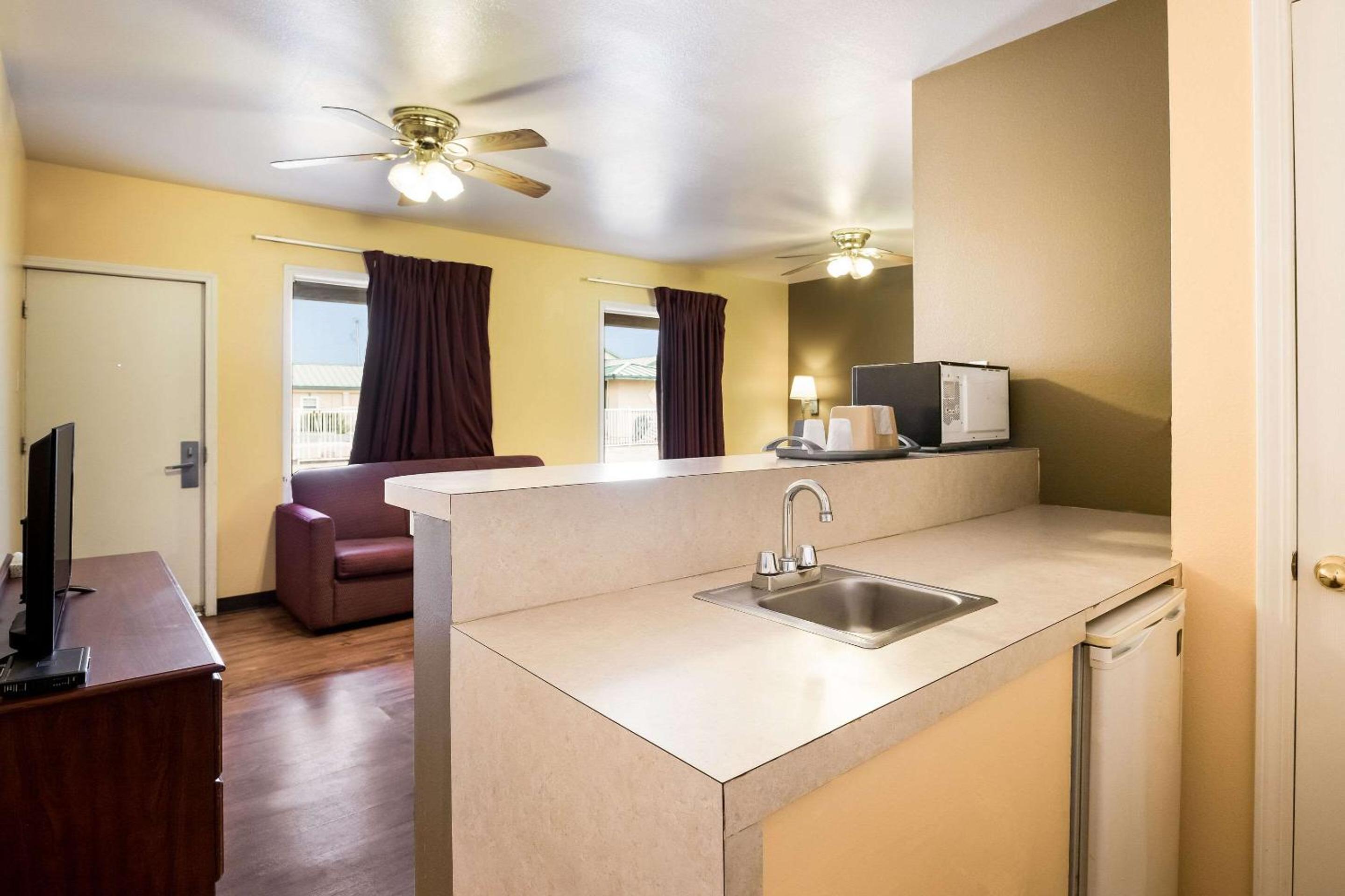 King Room - Non-Smoking - Photo 2