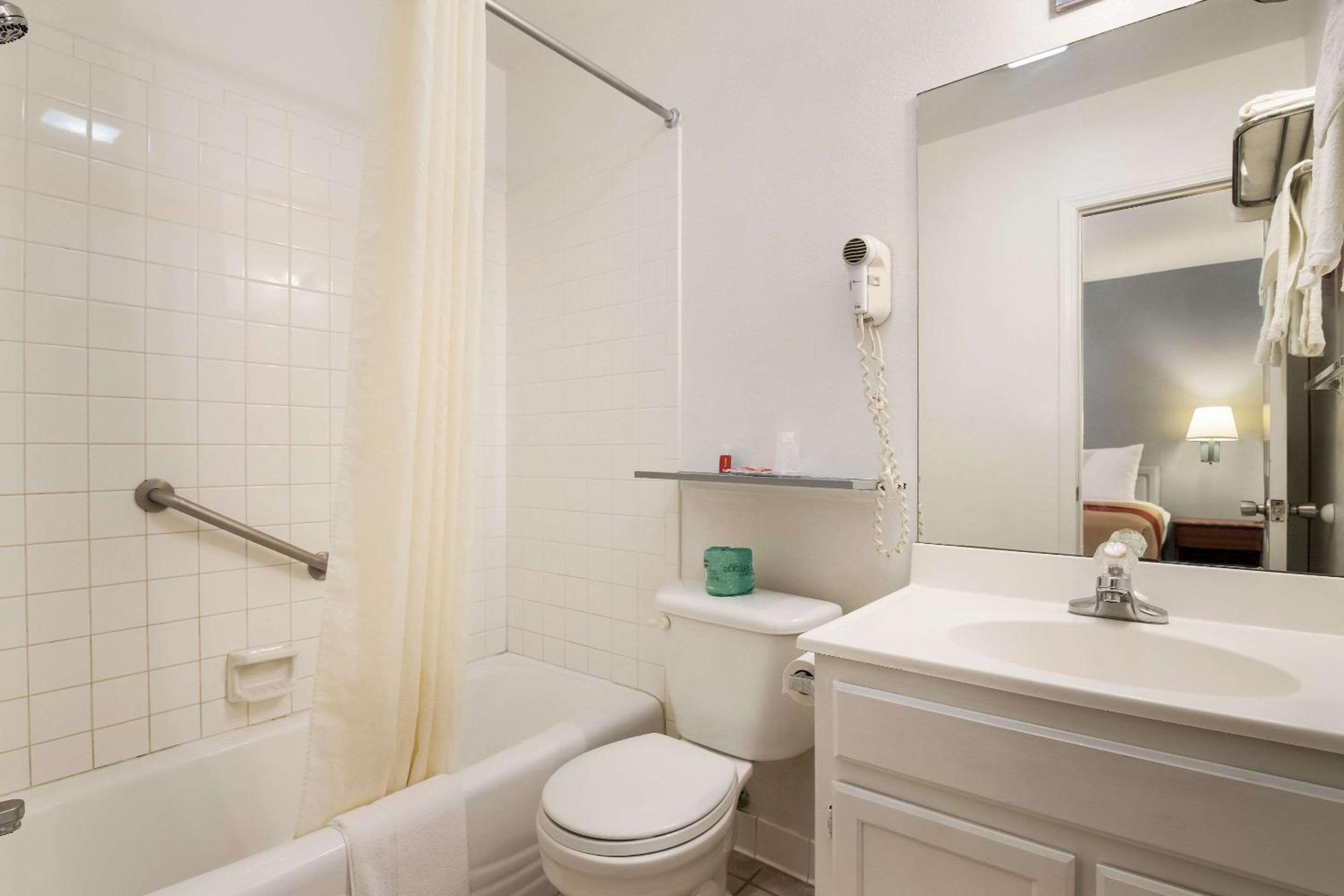 Double Room with Two Double Beds - Non-Smoking - Photo 4
