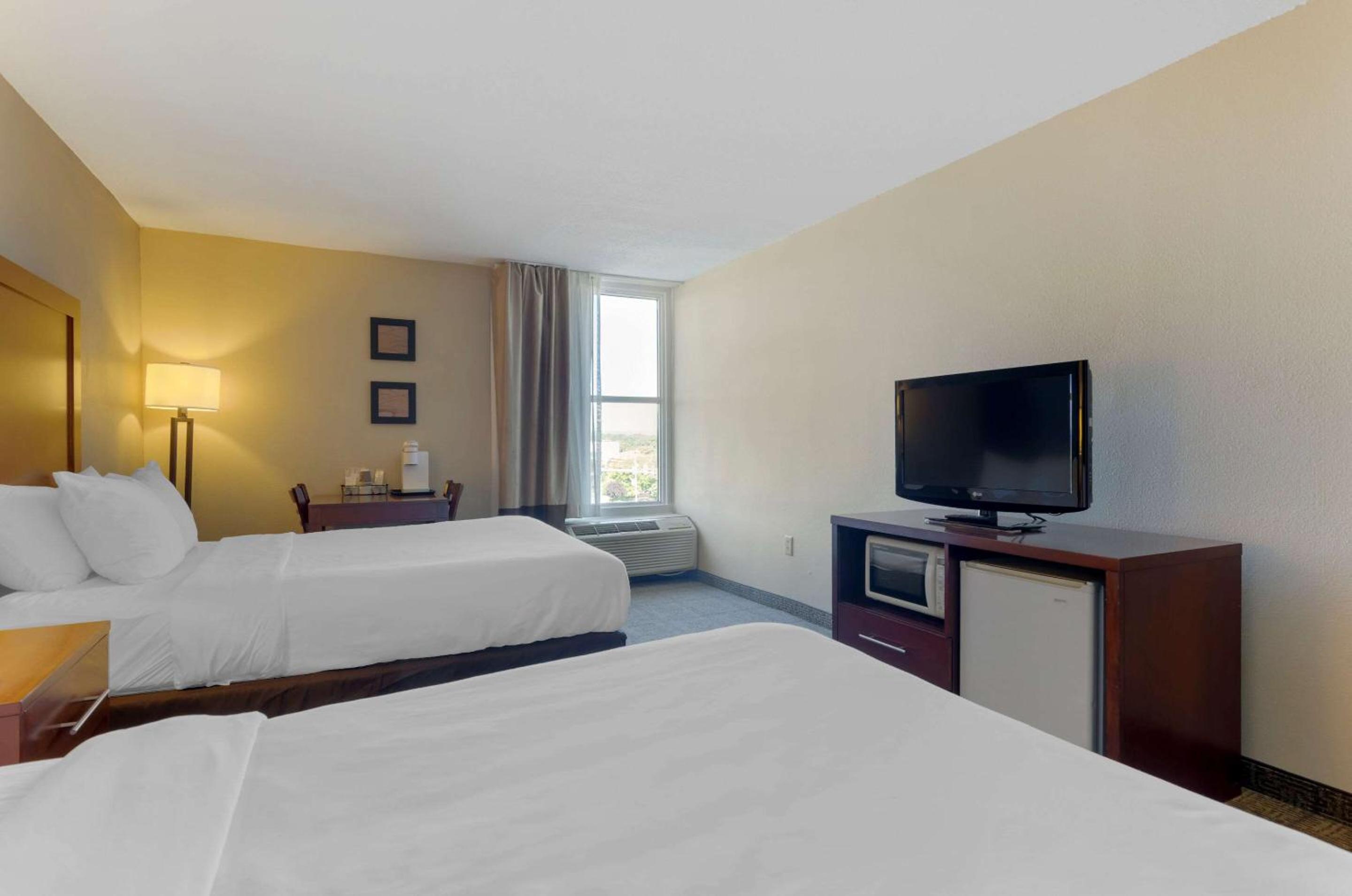 Double Room with Two Double Beds - Non-Smoking - Photo 4