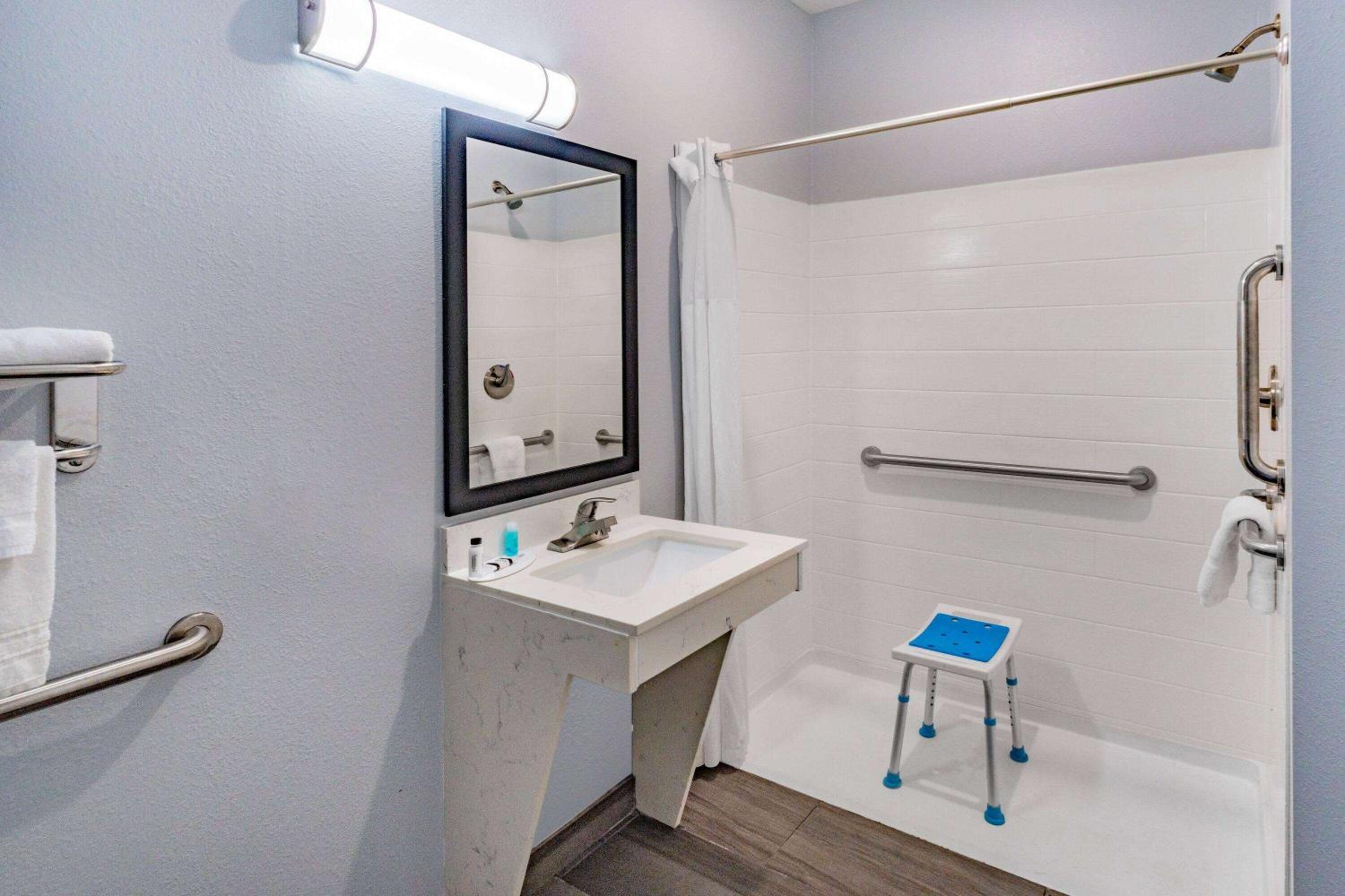 Deluxe King Room - Mobility Access/Non-Smoking - Photo 2