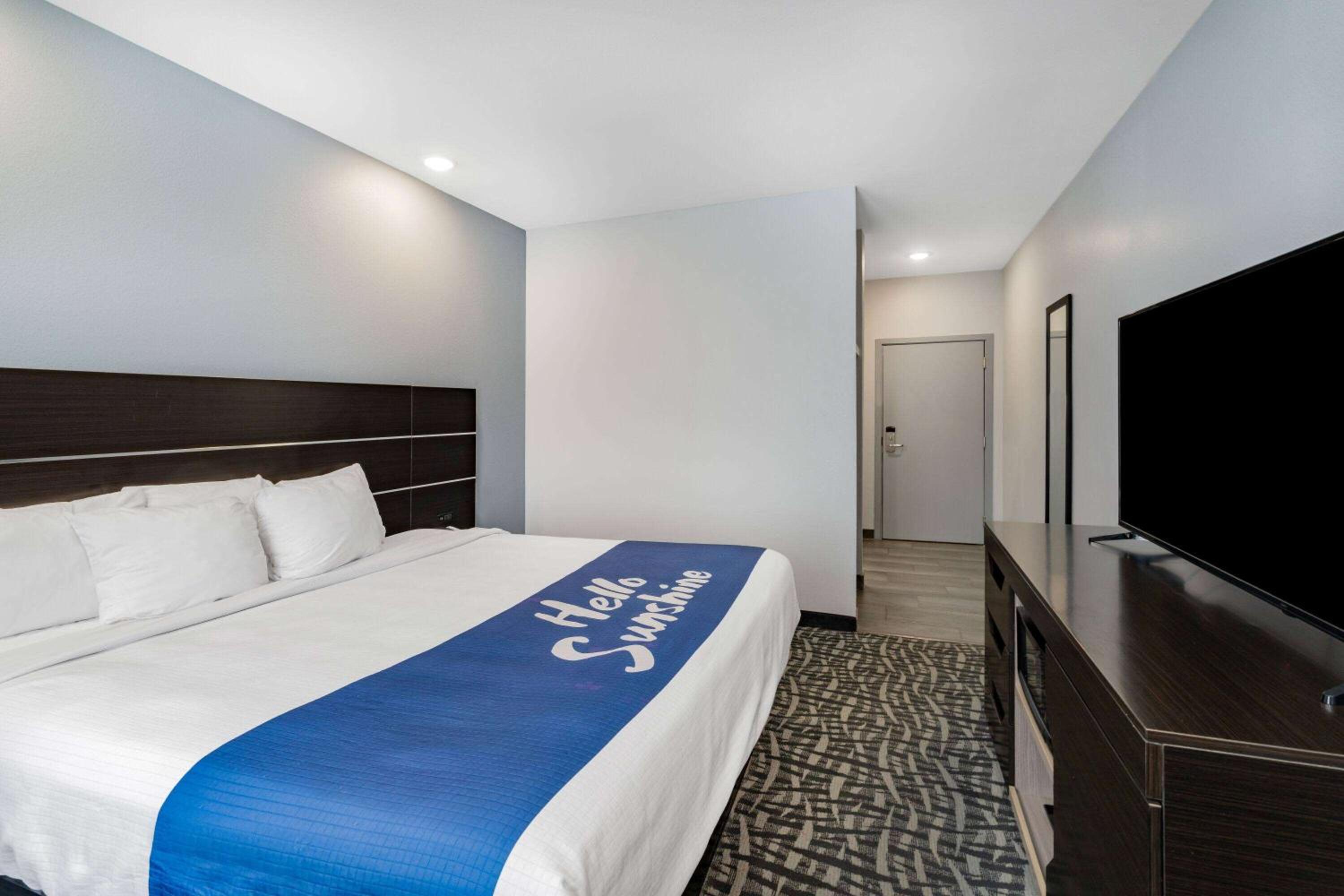 Deluxe King Room - Mobility Access/Non-Smoking - Photo 3