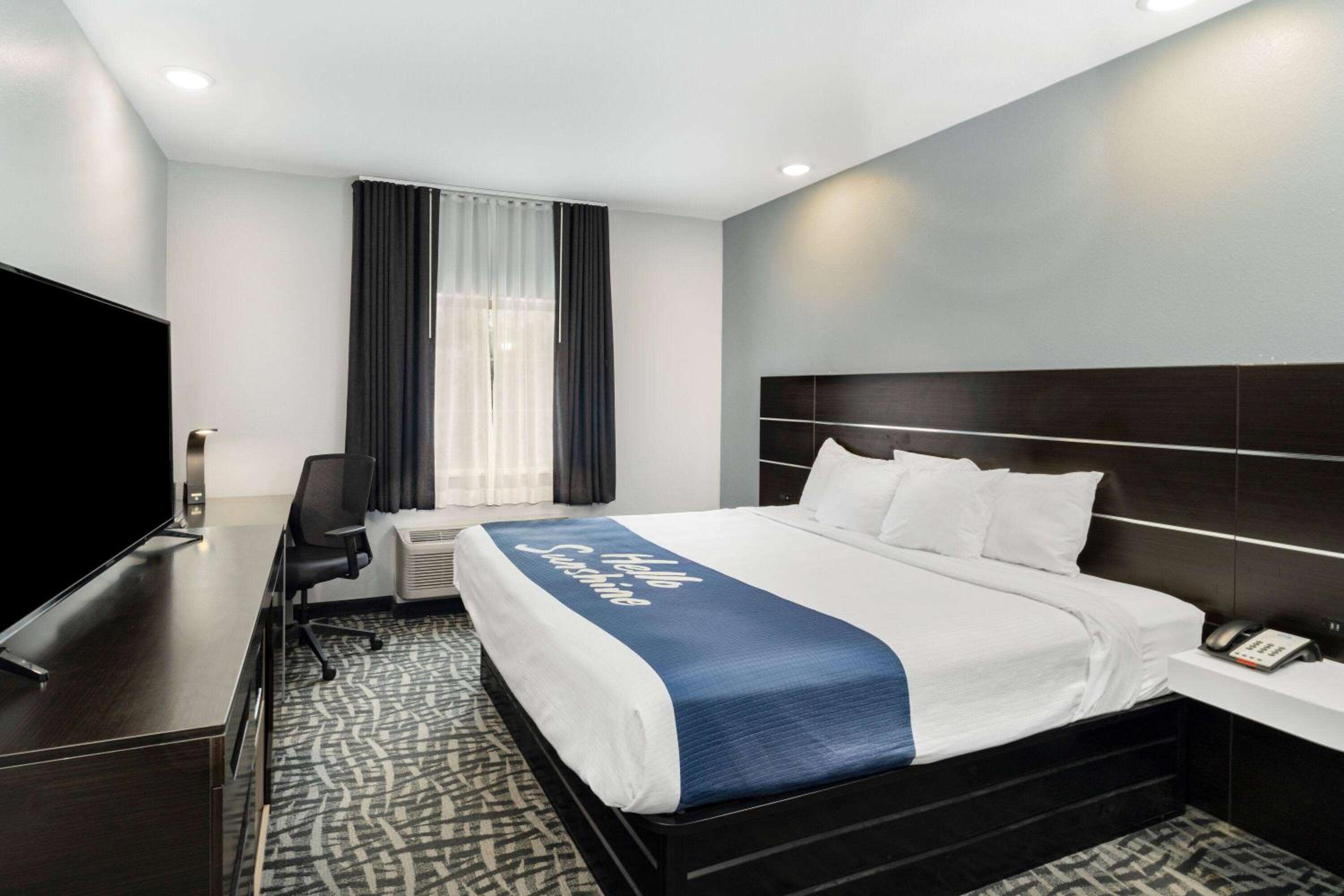 Deluxe King Room - Mobility Access/Non-Smoking - Photo 4