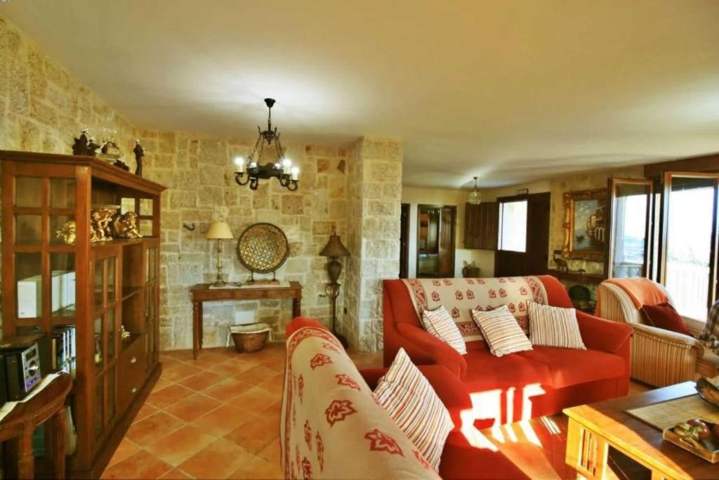 Seven-Bedroom House photo 2