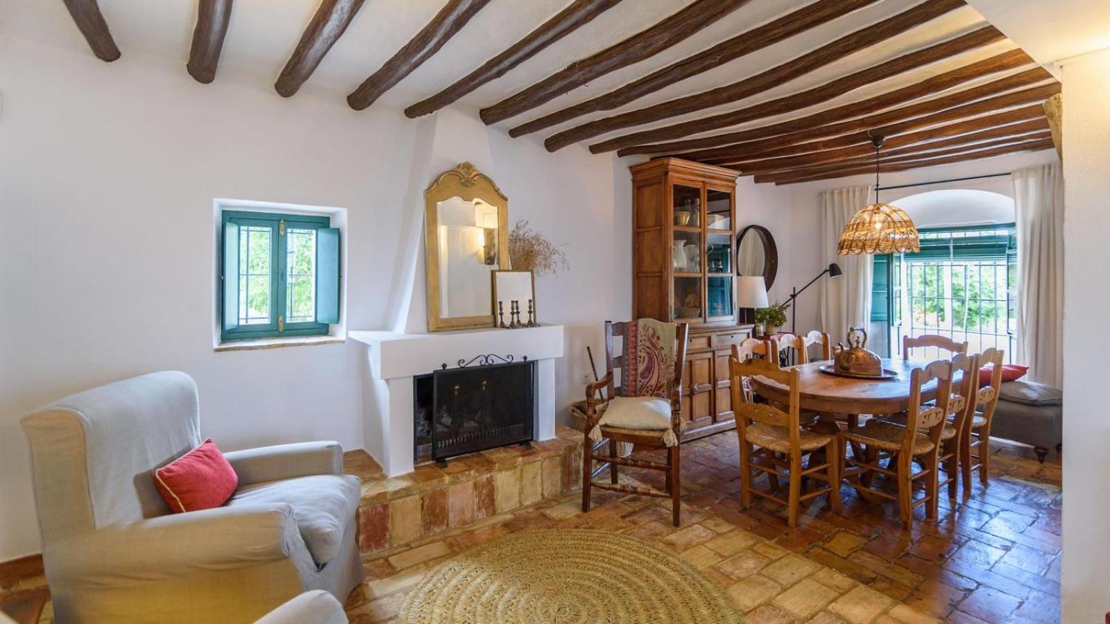 Eight-Bedroom House photo 2