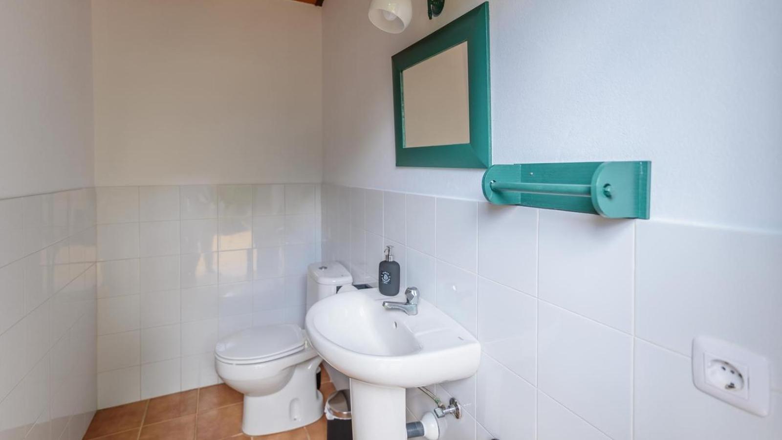 Eight-Bedroom House photo 3