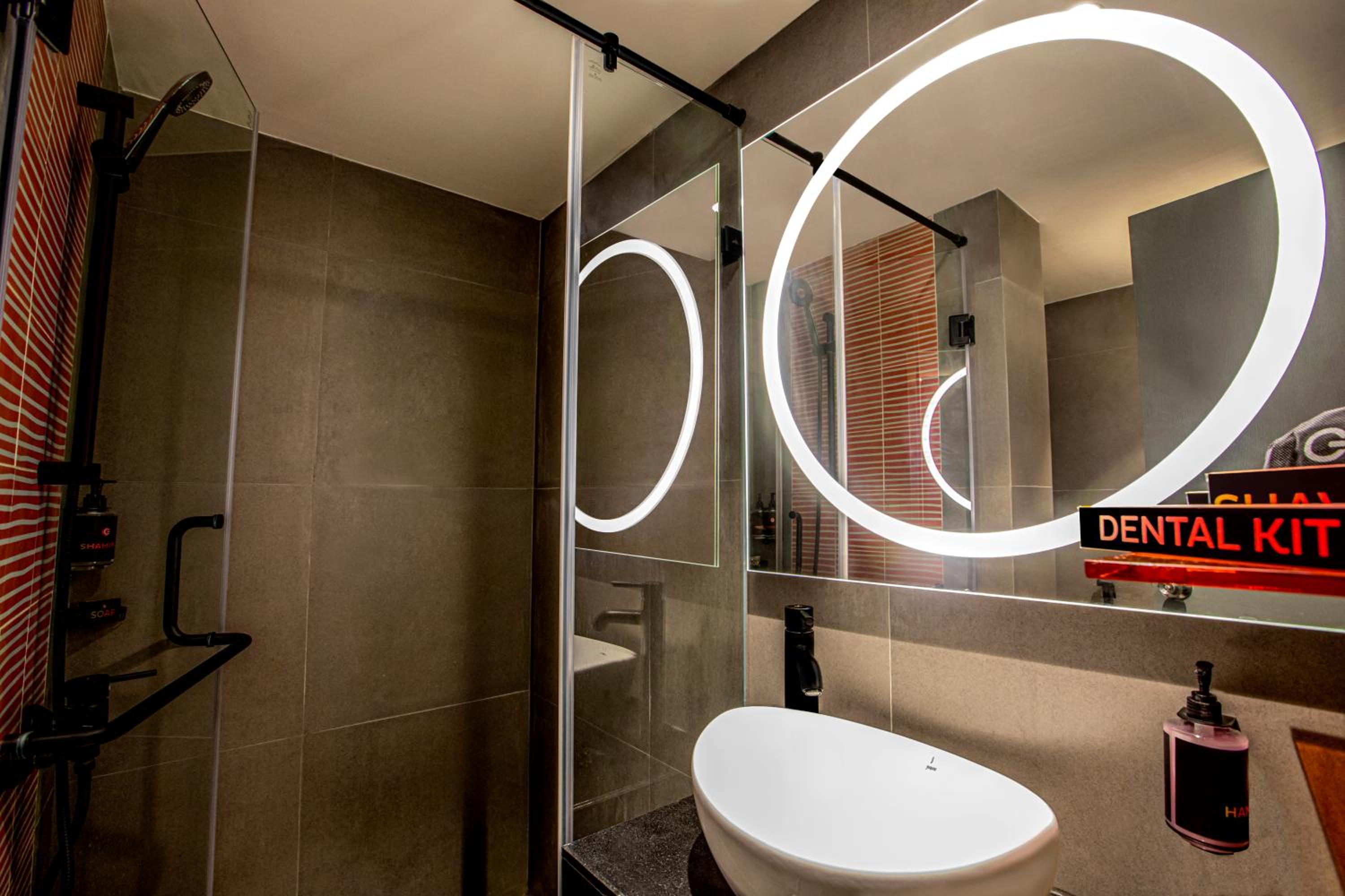 Luxe Queen Room - Photo 2