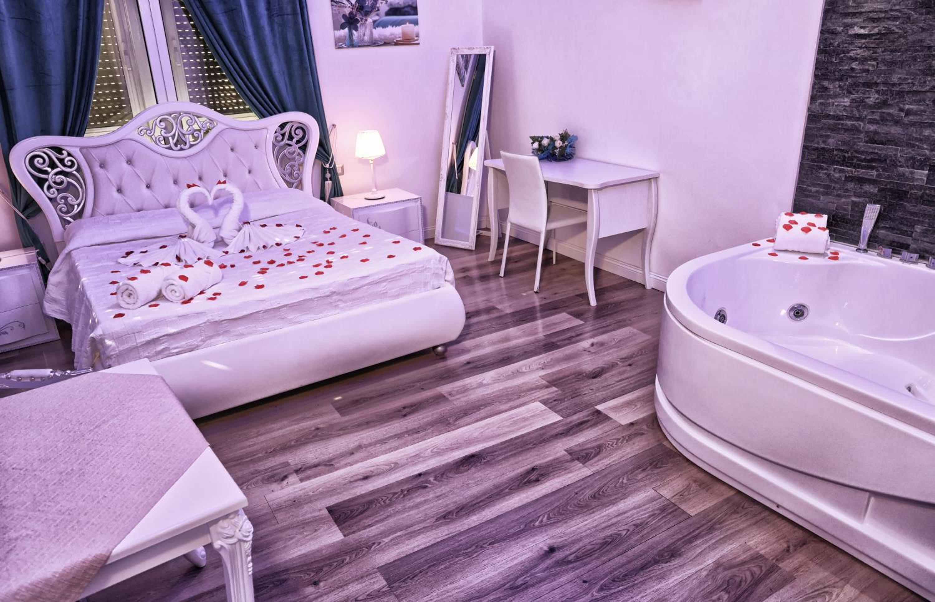 Deluxe Suite with Spa Bath - Photo 3