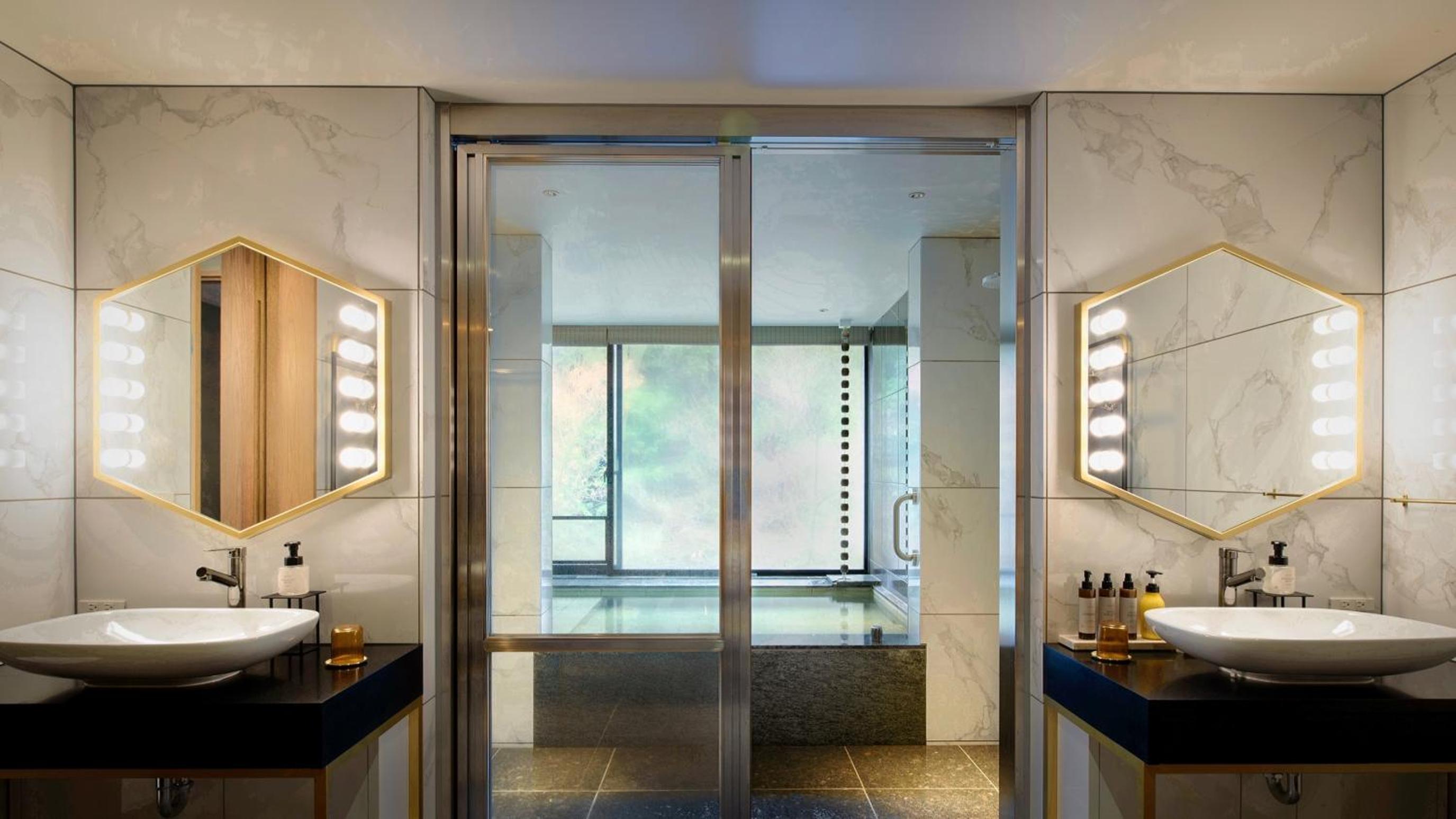 Fufu Luxury Corner Suite with Hot Spring Bath photo 3