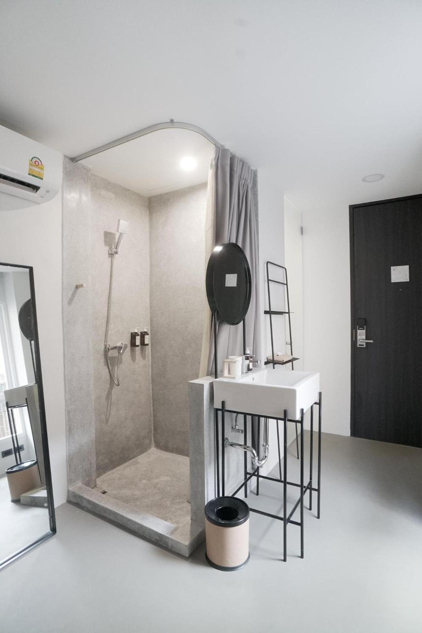 Standard Twin Room - No Window photo 3