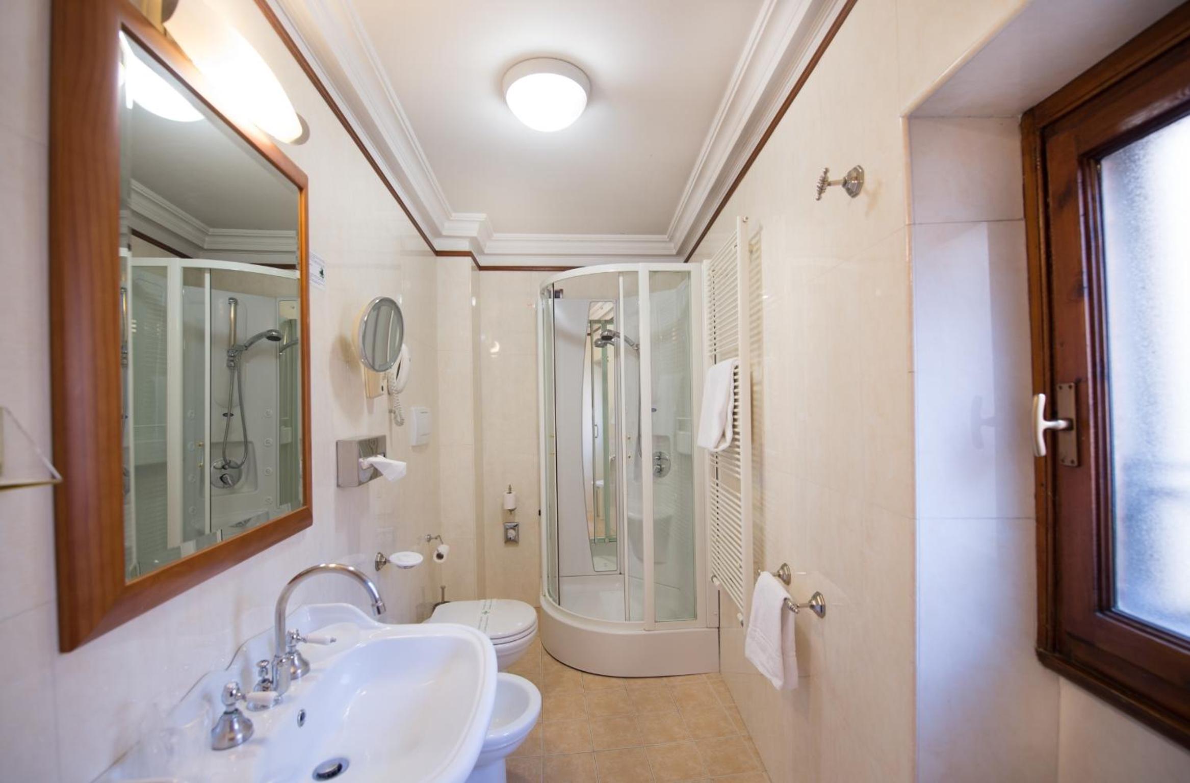 Twin Room thumbnail 6