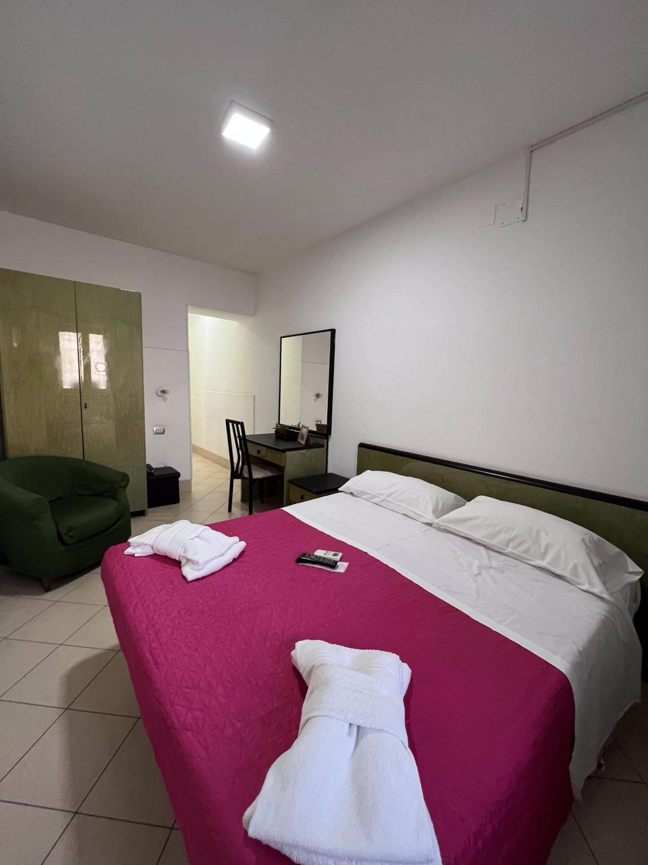 Standard Double Room - Photo 15