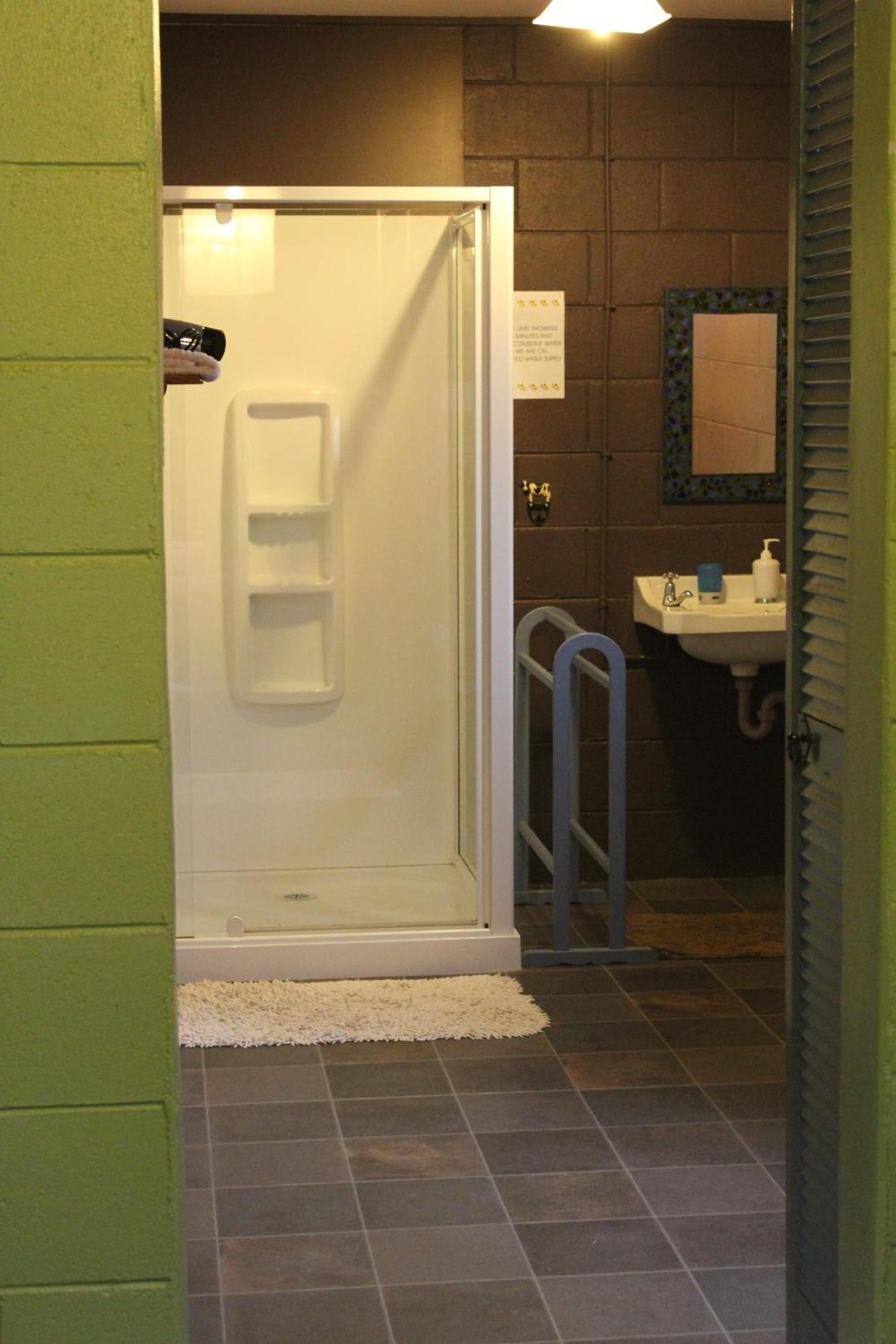 Double Room with Private Bathroom - Photo 9
