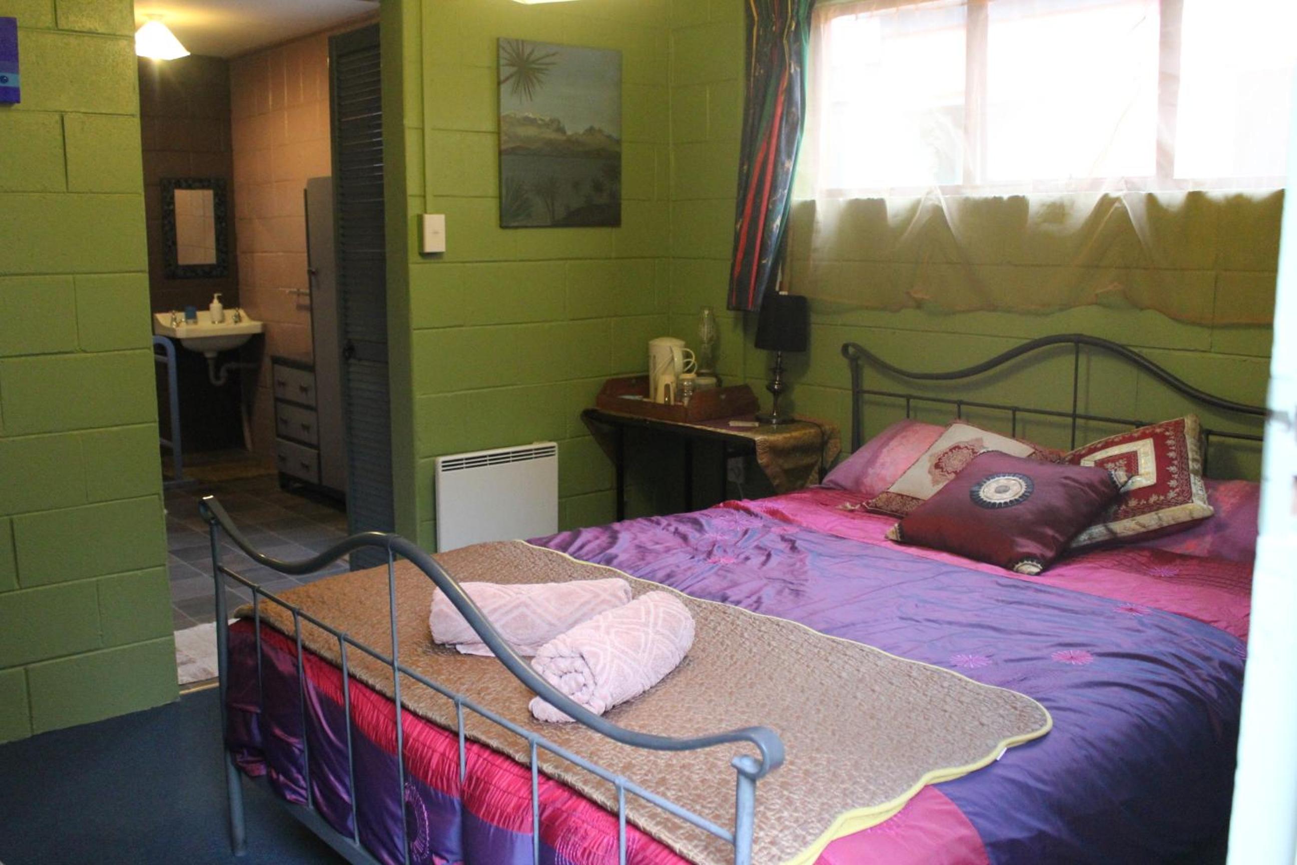 Double Room with Private Bathroom - Photo 10