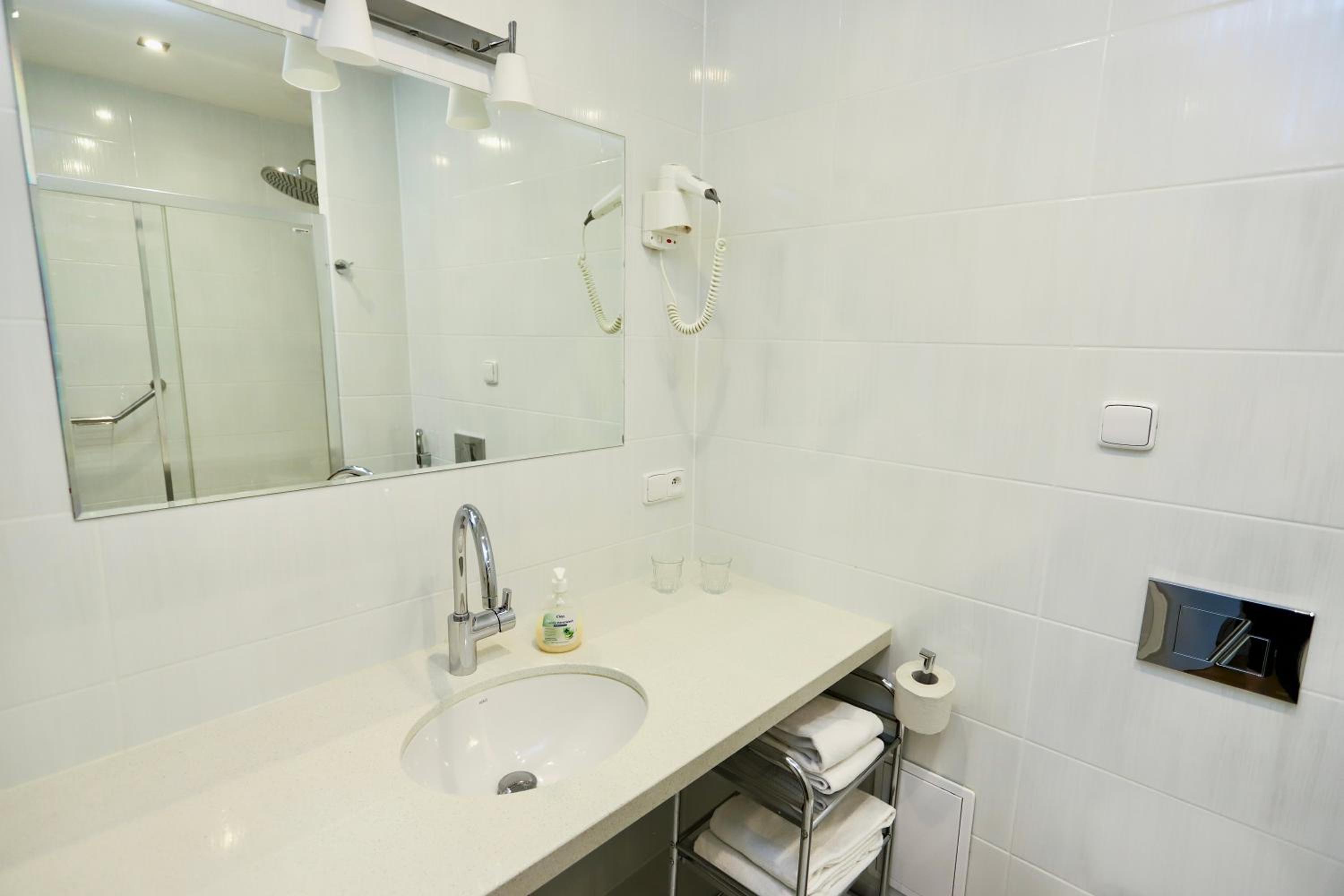 Standard Double Room - Photo 16