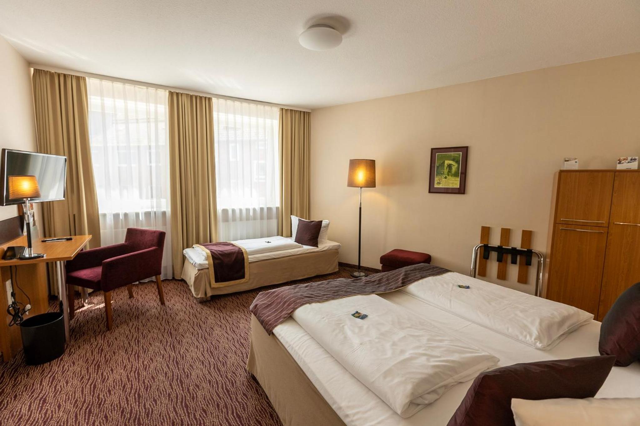 Triple Room thumbnail 6
