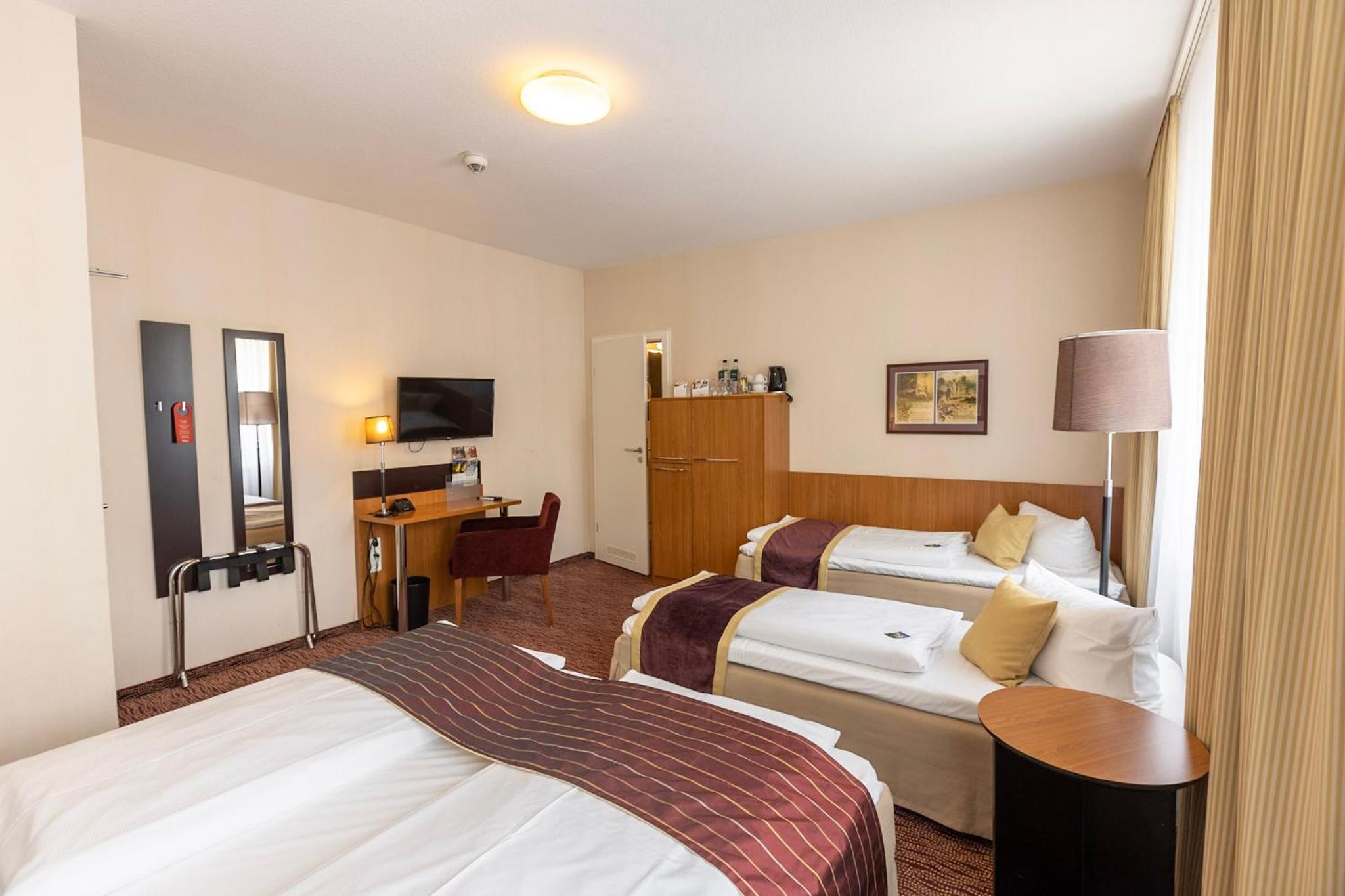 Quadruple Room thumbnail 6
