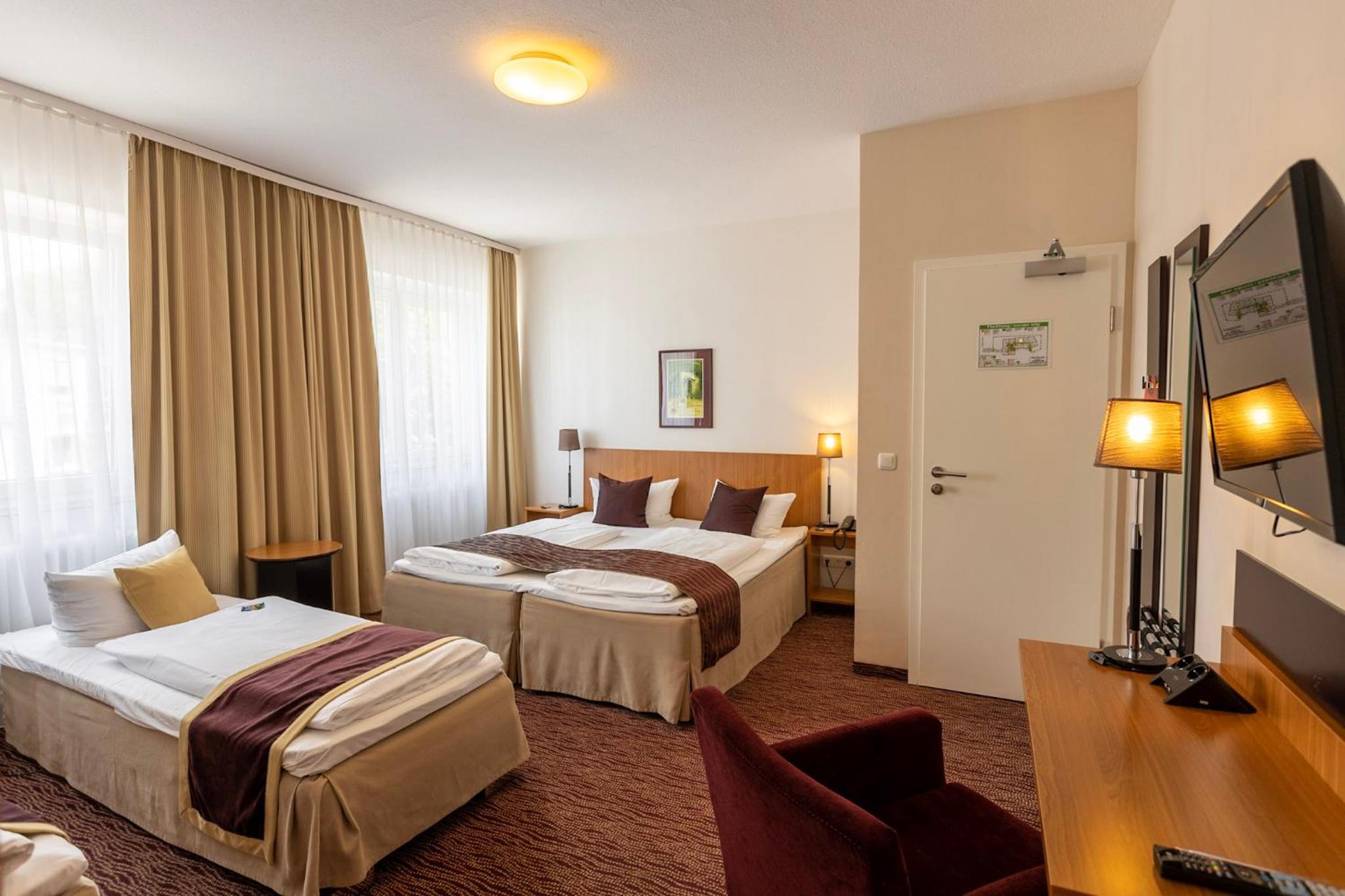 Quadruple Room thumbnail 6