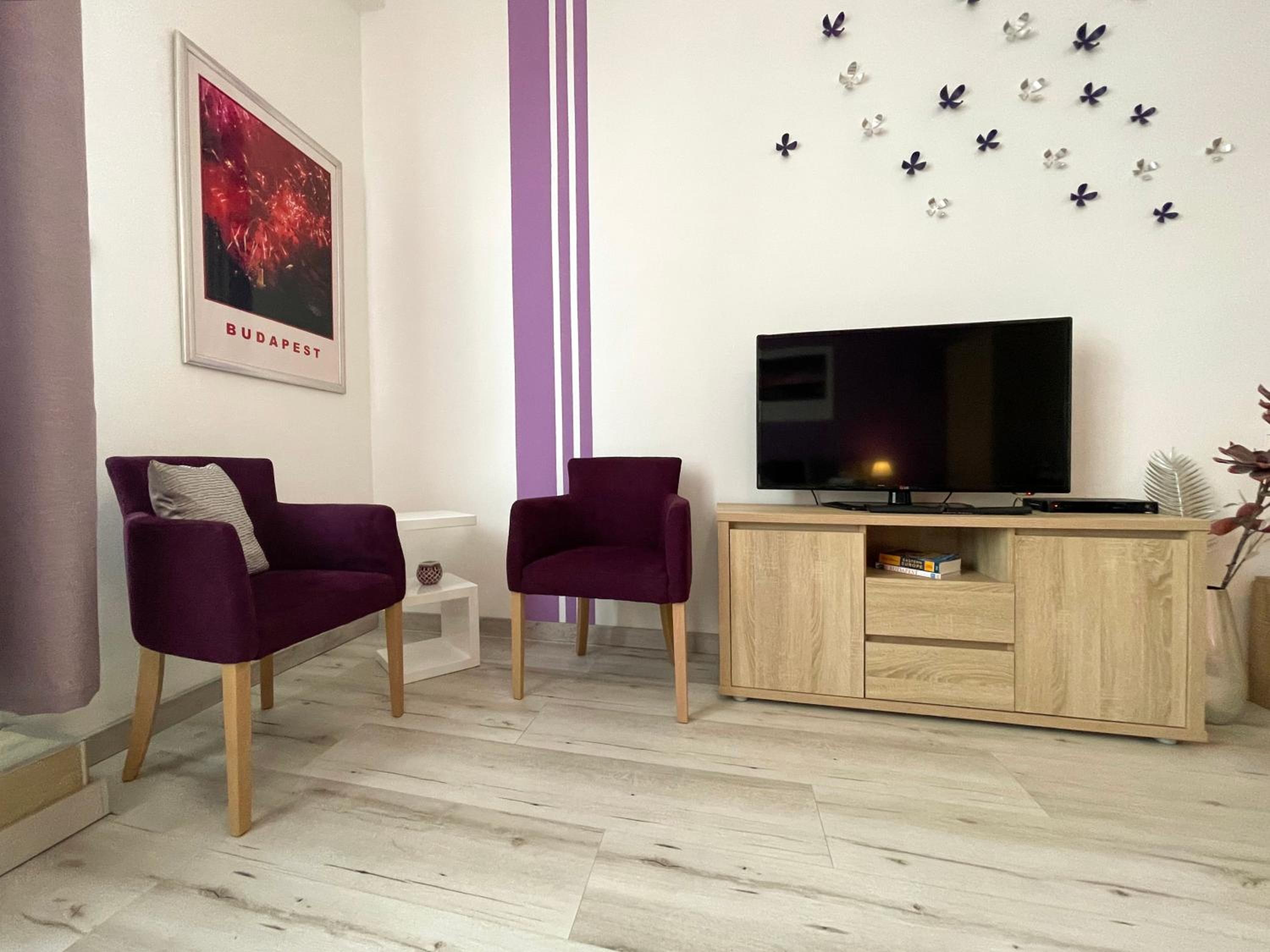 Apartment with Balcony - Photo 7