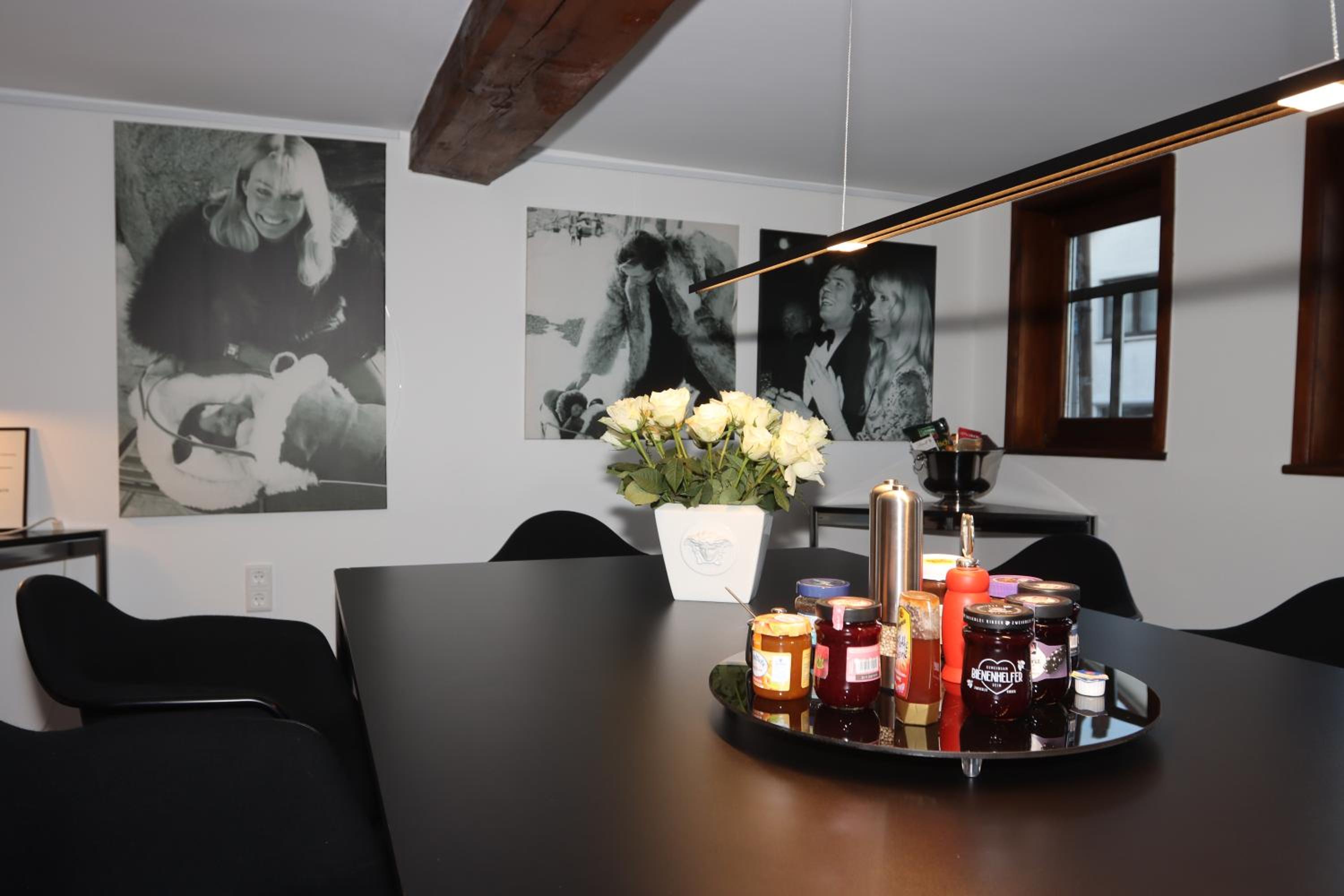 Five-Bedroom House photo 2