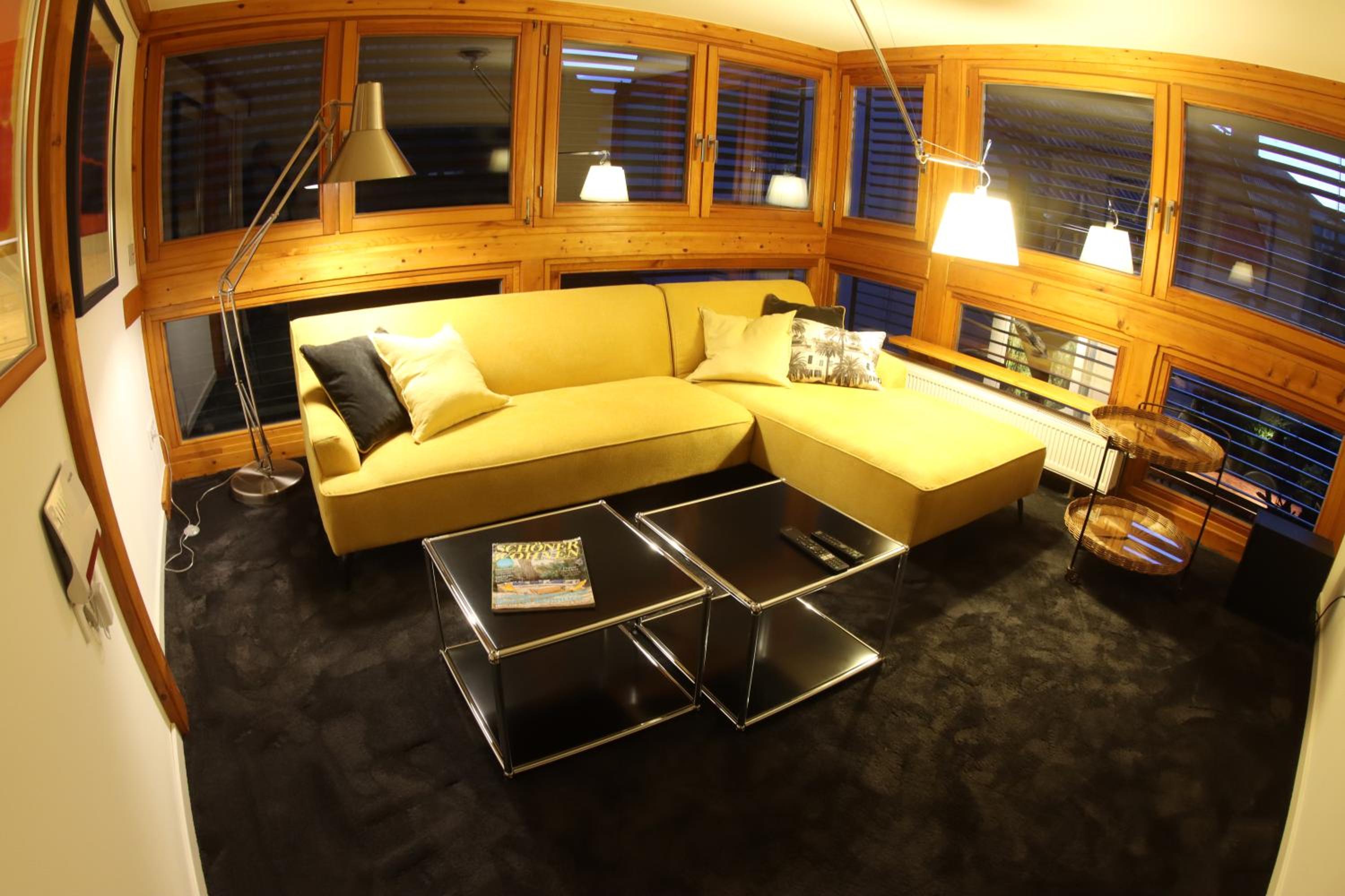 Five-Bedroom House photo 3