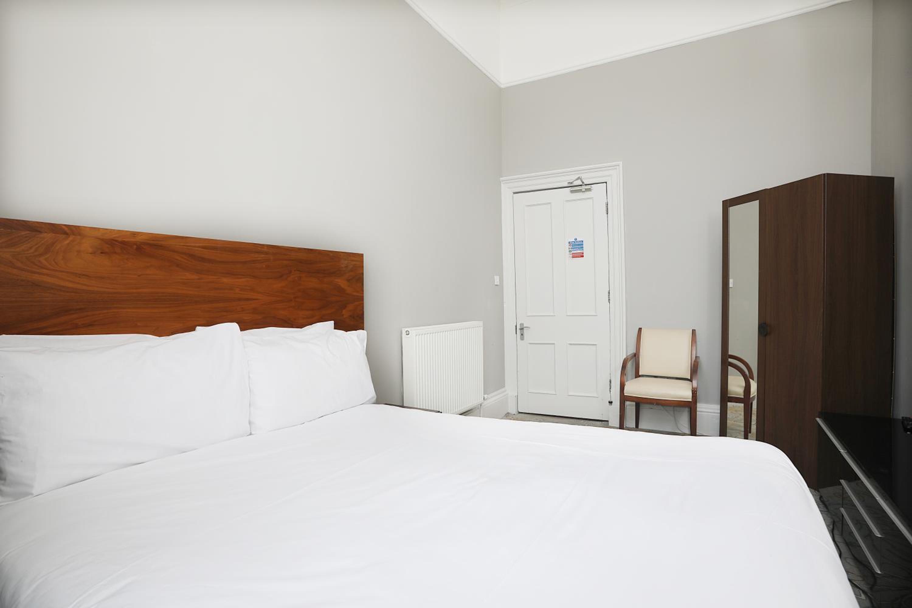 Four-Bedroom House - Photo 3